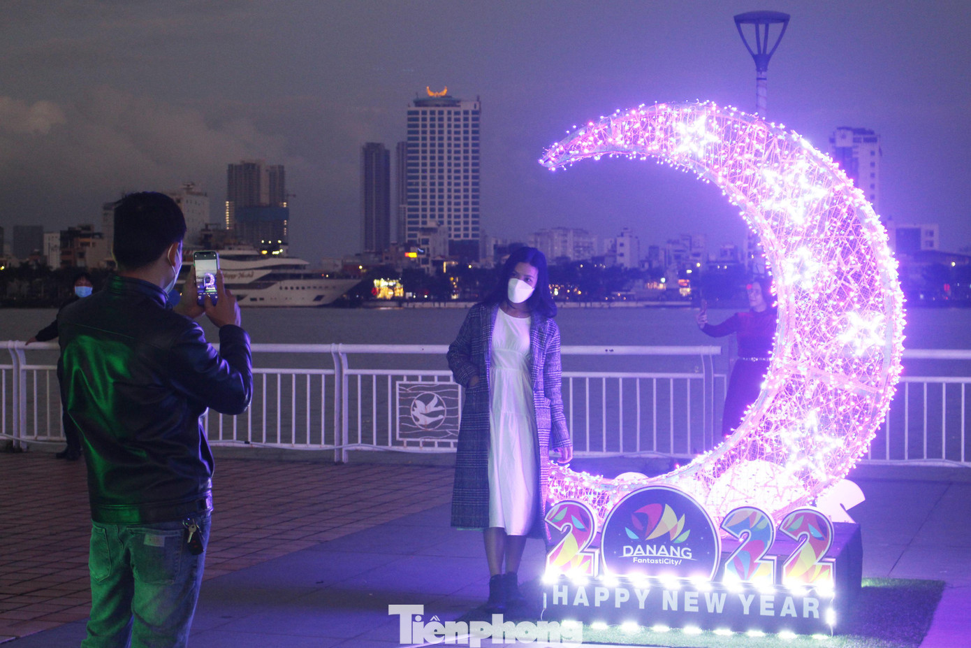 Mọi người tỏ ra bồi hồi trước khoảnh khắc chuyển giao sang năm mới, tranh thủ ghi lại những tấm hình kỷ niệm dịp cuối năm &quot;đặc biệt&quot; khi các hoạt động vui chơi, giải trí cuối năm đều hạn chế.