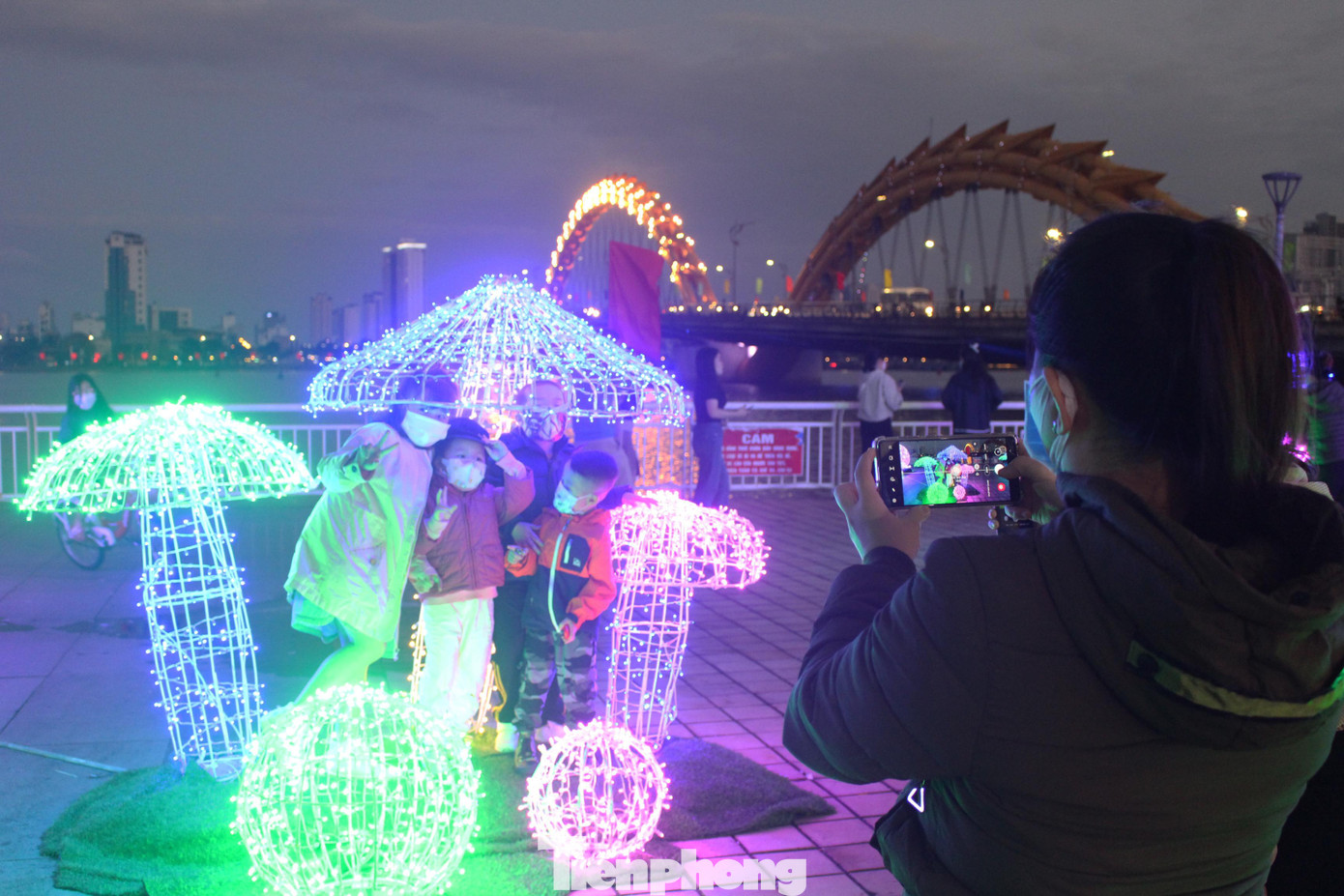 Các em nhỏ hào hứng với những mô hình check in độc đáo, nhờ bố mẹ ghi lại những hình ảnh đẹp bên cây nấm, mặt trăng, hộp quà rực rỡ sắc màu...