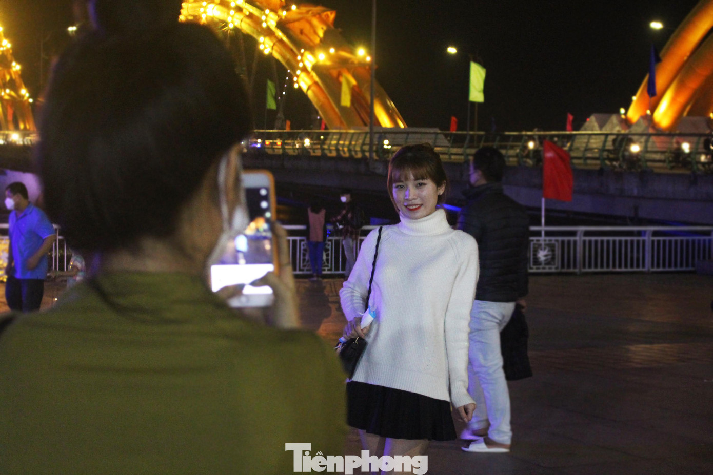 "Ngày cuối năm nay thực sự rất khác biệt khi các hoạt động sôi động như chương trình nghệ thuật, đếm ngược chào năm mới... đều không diễn ra. Tôi cùng các bạn cũng chỉ đi ra đây chụp hình, sau đó, tìm quán cafe để trò chuyện, ôn lại một năm cũ", chị Nguyễn Thị Quỳnh cho hay.