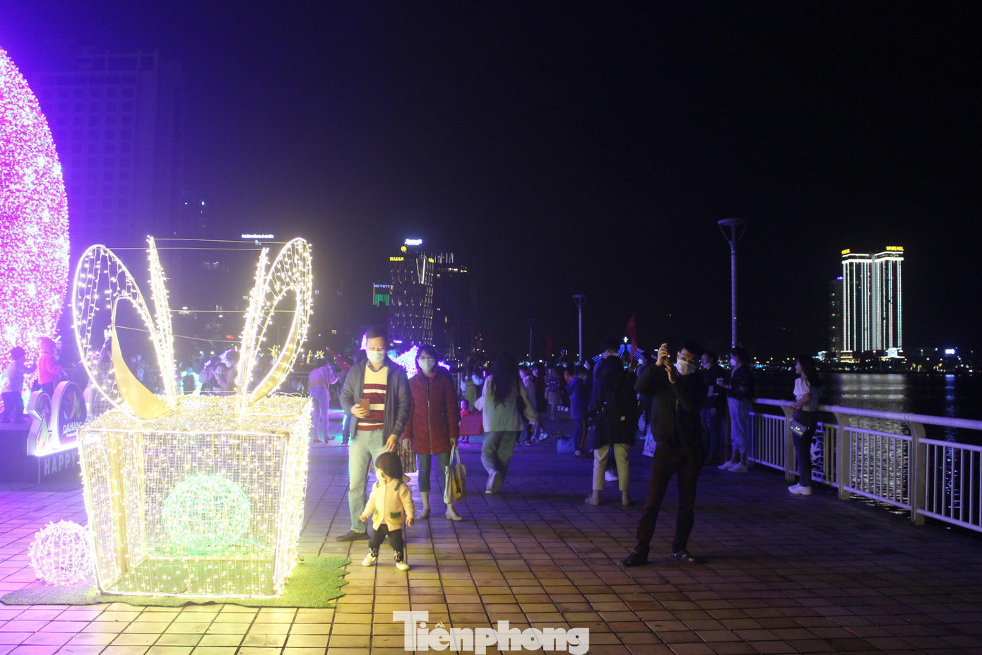 Năm nay, các hoạt động nghệ thuật chào năm mới ở Đà Nẵng đều được tổ chức trực tuyến và được phát rộng rãi trên đài truyền hình địa phương, các mạng xã hội để người dân theo dõi. Thành phố cũng khuyến cáo người dân tuân thủ 5K, đảm bảo các quy định phòng chống dịch khi tham gia các hoạt động tập trung đông người.