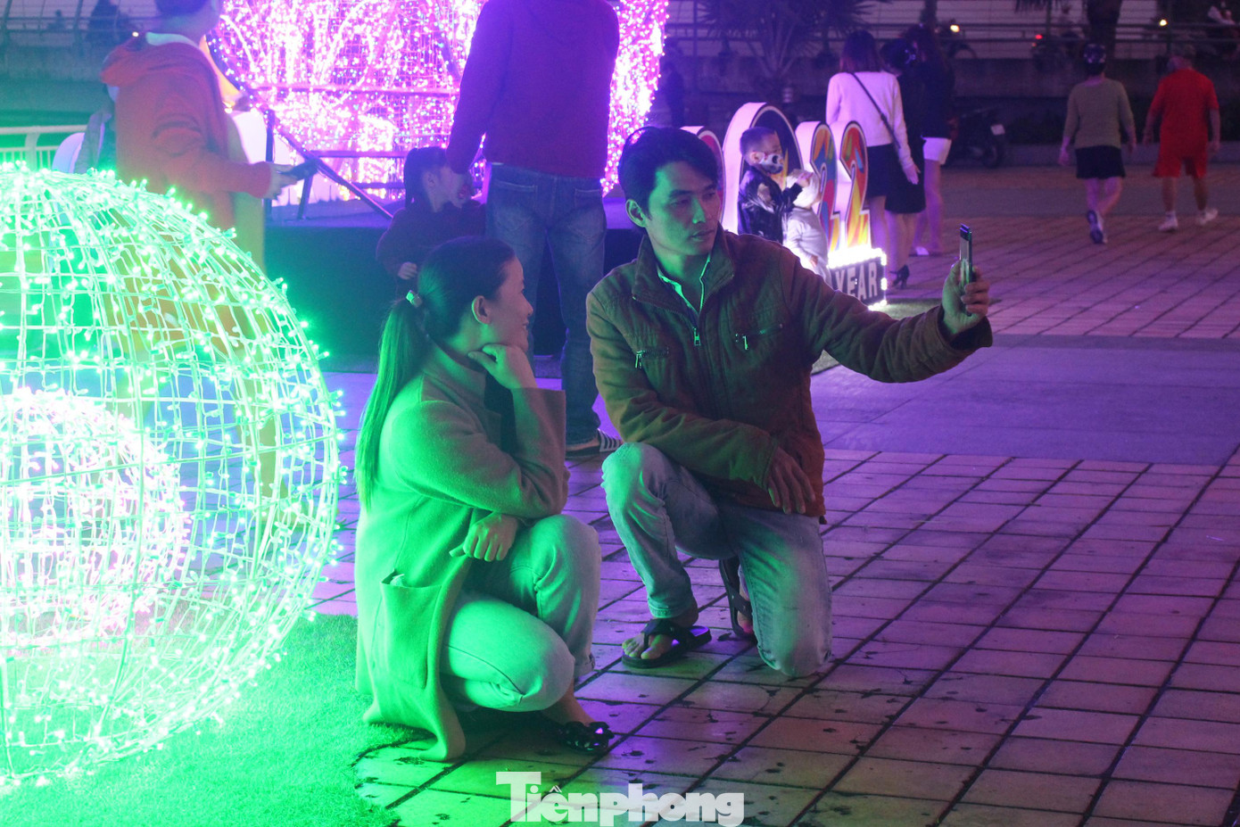 Dẫn gia đình dạo quanh khu vực công viên bờ Tây cầu Rồng, tranh thủ chụp cho con nhỏ mấy tấm hình, anh Nguyễn Văn Mạnh (quận Liên Chiểu) cho hay, mọi năm, gia đình sẽ thường đi ăn tối sau đó chen chân dự lễ hội đếm ngược chào năm mới. "Hiện dịch bệnh còn phức tạp nên dịp này gia đình tôi cũng chỉ đi dạo, chụp ảnh ở đây rồi cùng đi ăn tối. Dù không khí cuối năm không được sôi động nhưng an toàn vẫn là trên hết", anh Mạnh nói.