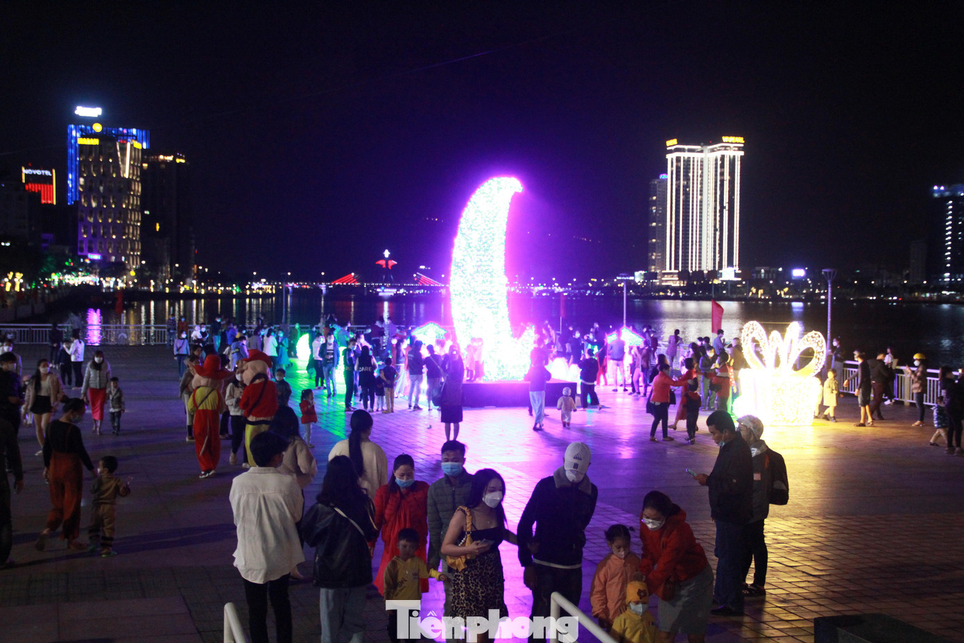 Ghi nhận tối 31/12, tại Đà Nẵng, người dân đổ ra đường chào tạm biệt năm cũ không đông đúc như mọi năm. Vì tất cả các hoạt động tập trung đông người đều hạn chế tổ chức nên người dân chủ yếu về bờ Tây Cầu Rồng (vỉa hè đường Bạch Đằng) để ghi lại những khoảnh khắc độc đáo ở khu vực sắp đặt các mô hình ánh sáng.