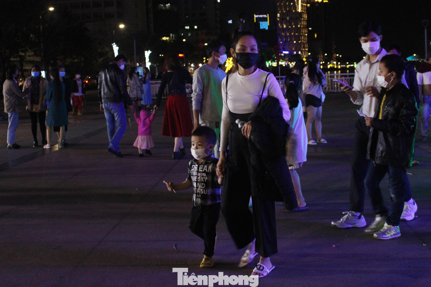 Từ khoảng 19h, dòng người đổ về khu vực này ngày một tấp nập, chủ yếu là các nhóm bạn trẻ, các gia đình...