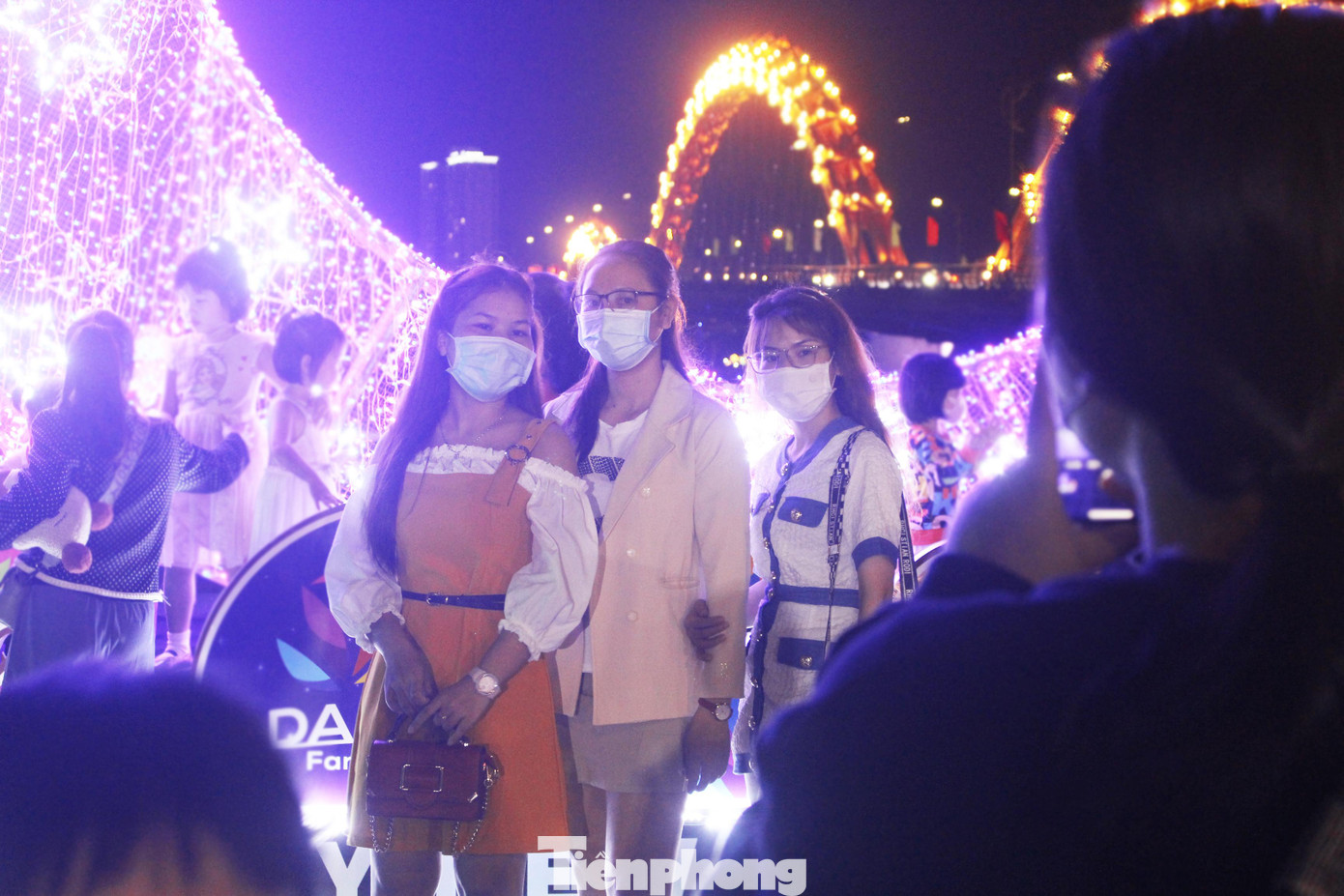 Ghi nhận tại khu vực này, tất cả người dân đều đeo khẩu trang, chỉ tháo ra khi chụp ảnh, cẩn thận giữ khoảng cách với những người xung quanh để đảm bảo an toàn phòng chống dịch. Nhiều người còn cẩn thận đeo khẩu trang để chụp ảnh.