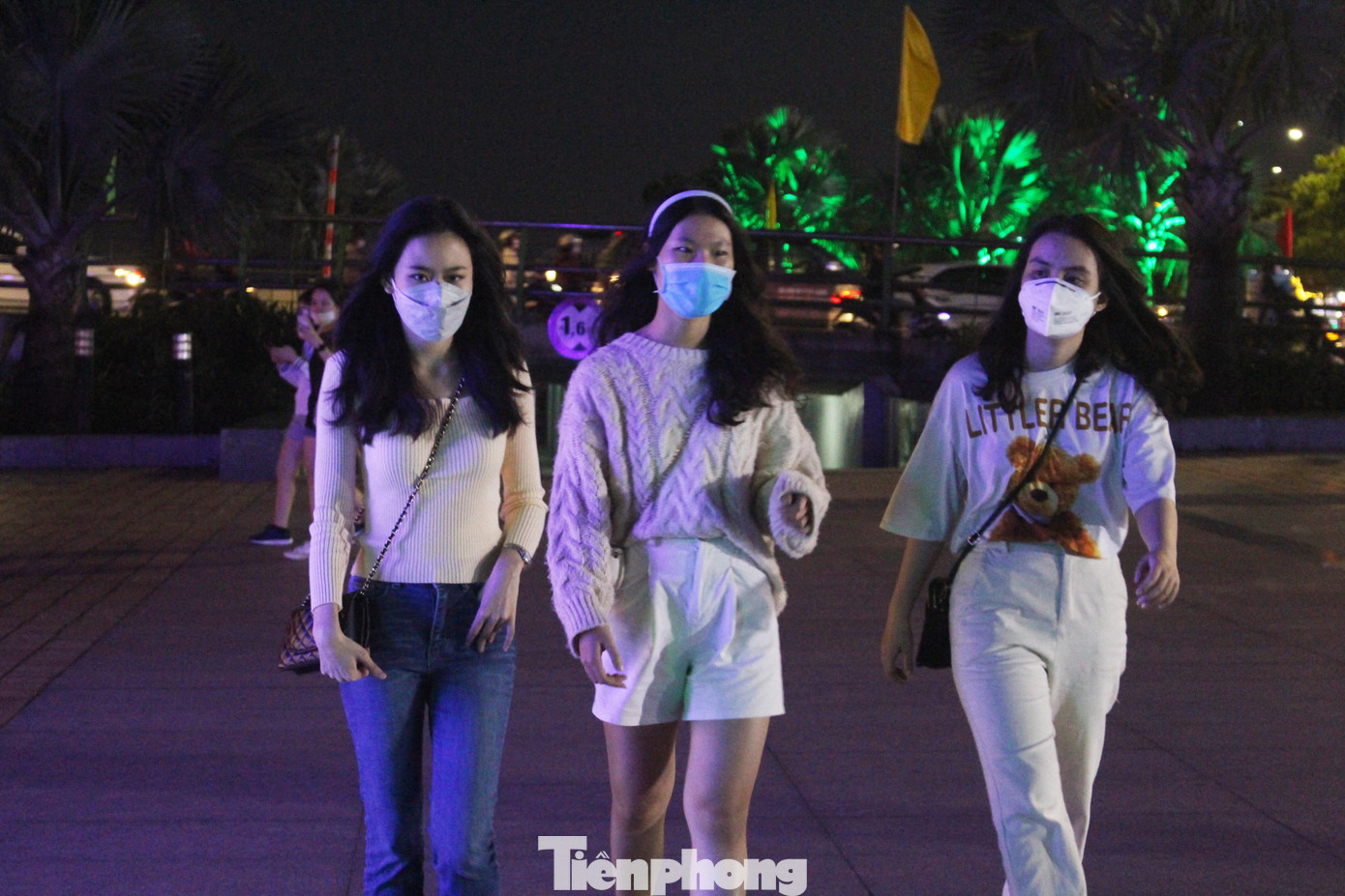 Càng về tối, giới trẻ đổ về khu vực này ngày một đông hơn. Vì các điểm vui chơi, giải trí bên ngoài dịp Tết Dương lịch khá hạn chế nên đa phần mọi người vẫn lựa chọn đi cafe, ăn tối vào đêm cuối năm.