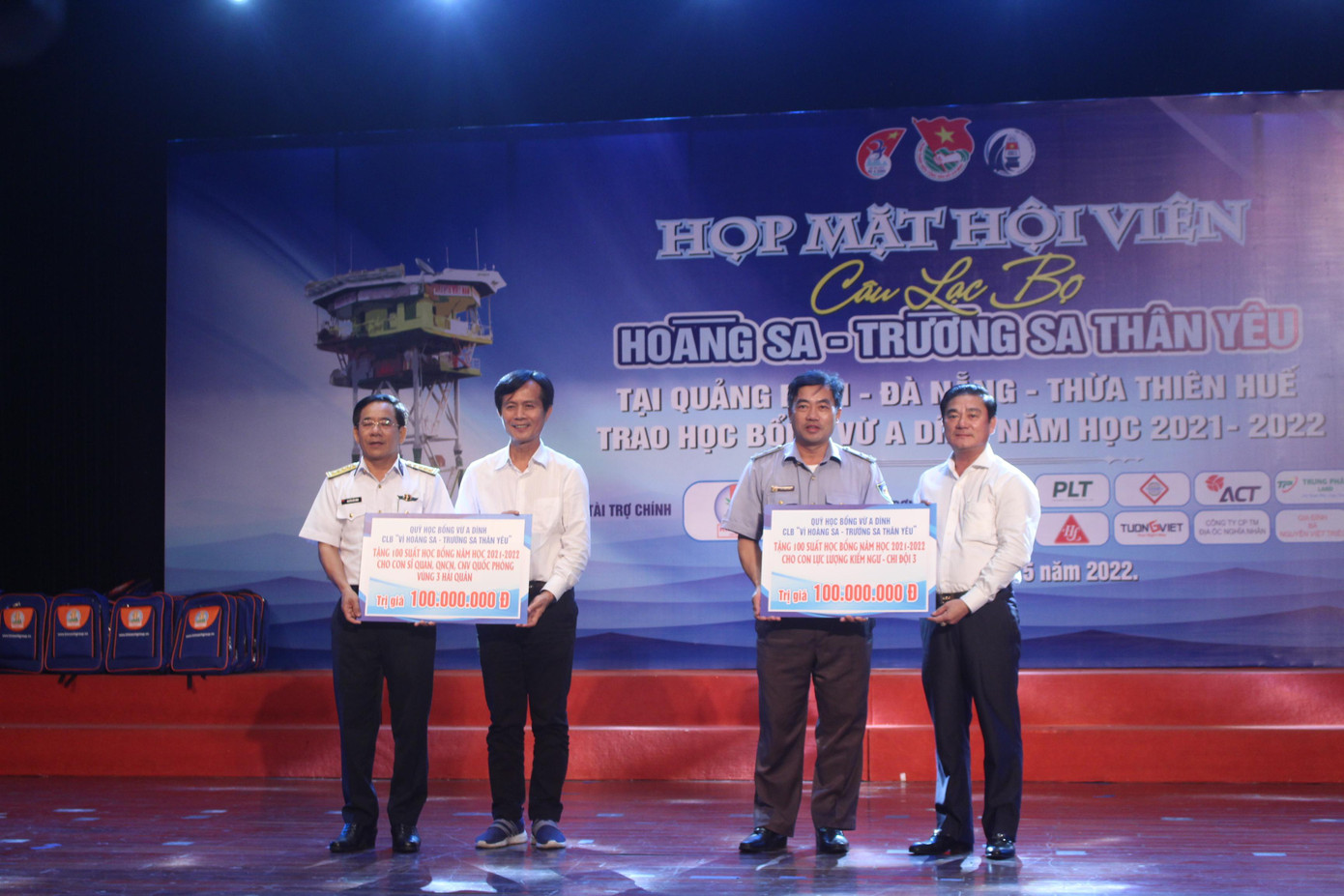 200 suất học bổng được trao tặng cho học sinh là con các chiến sĩ hải quân, kiểm ngư ở Đà Nẵng