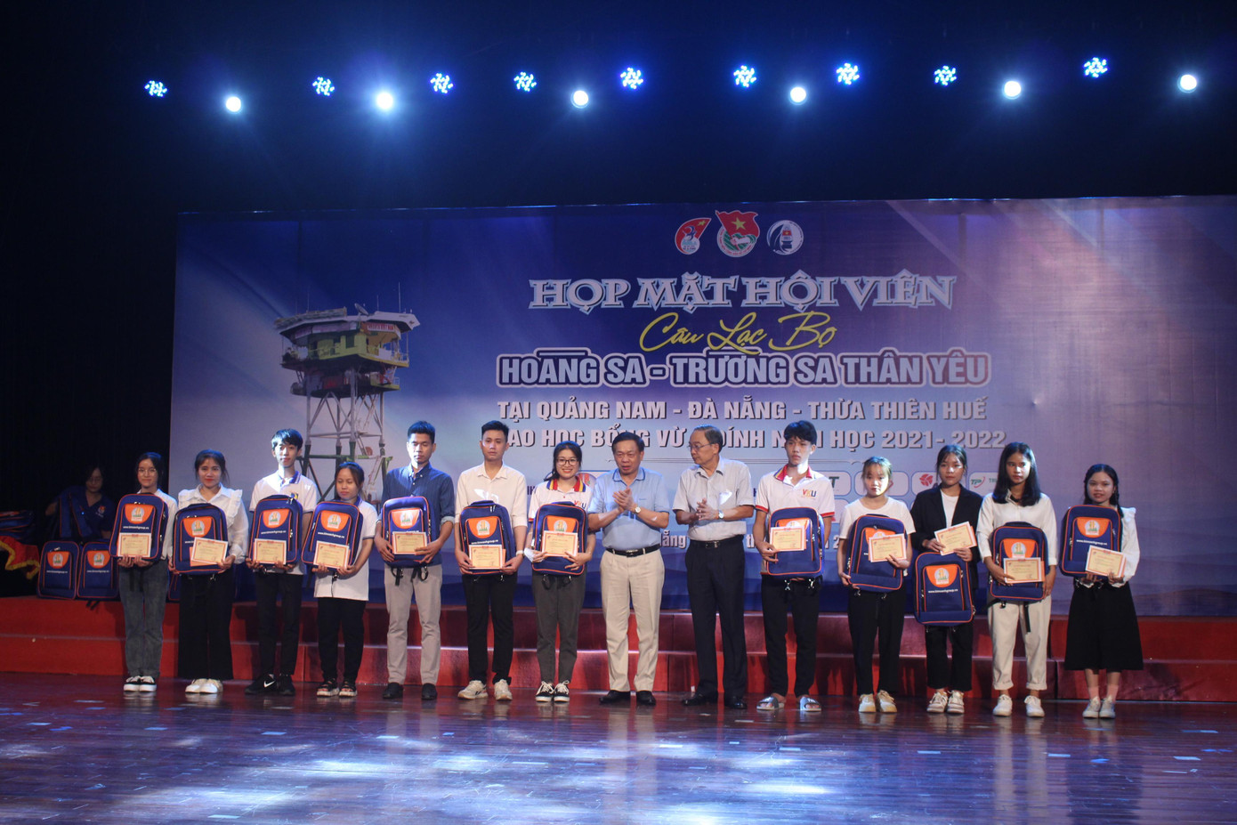 Sinh viên dân tộc thiểu số đang học tập ở Đà Nẵng được trao học bổng tiếp sức đến trường