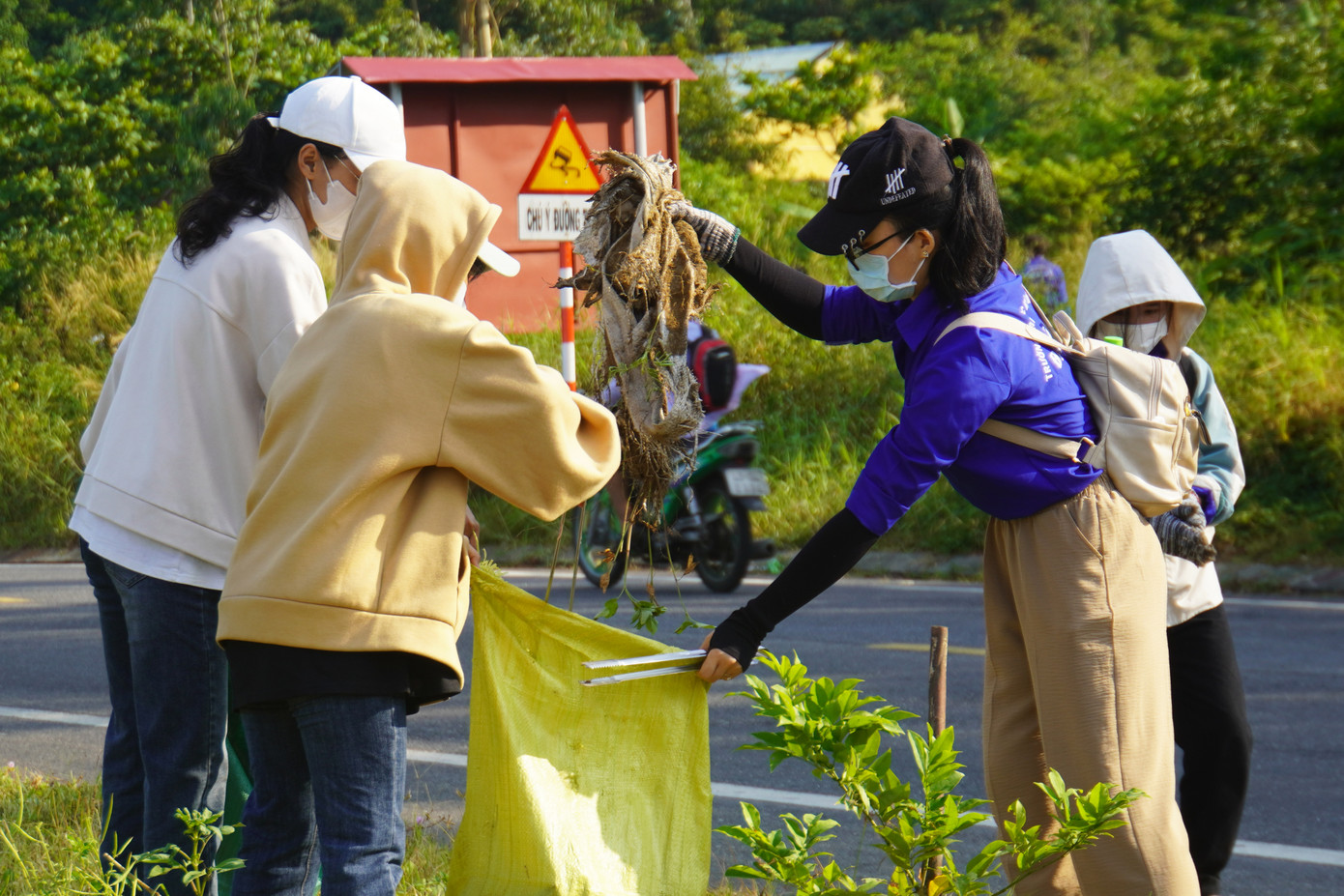 “Clean up Son Tra – Vì một Sơn Trà Xanh” thu hút hàng trăm bạn trẻ tham gia. Ảnh: Giang Thanh