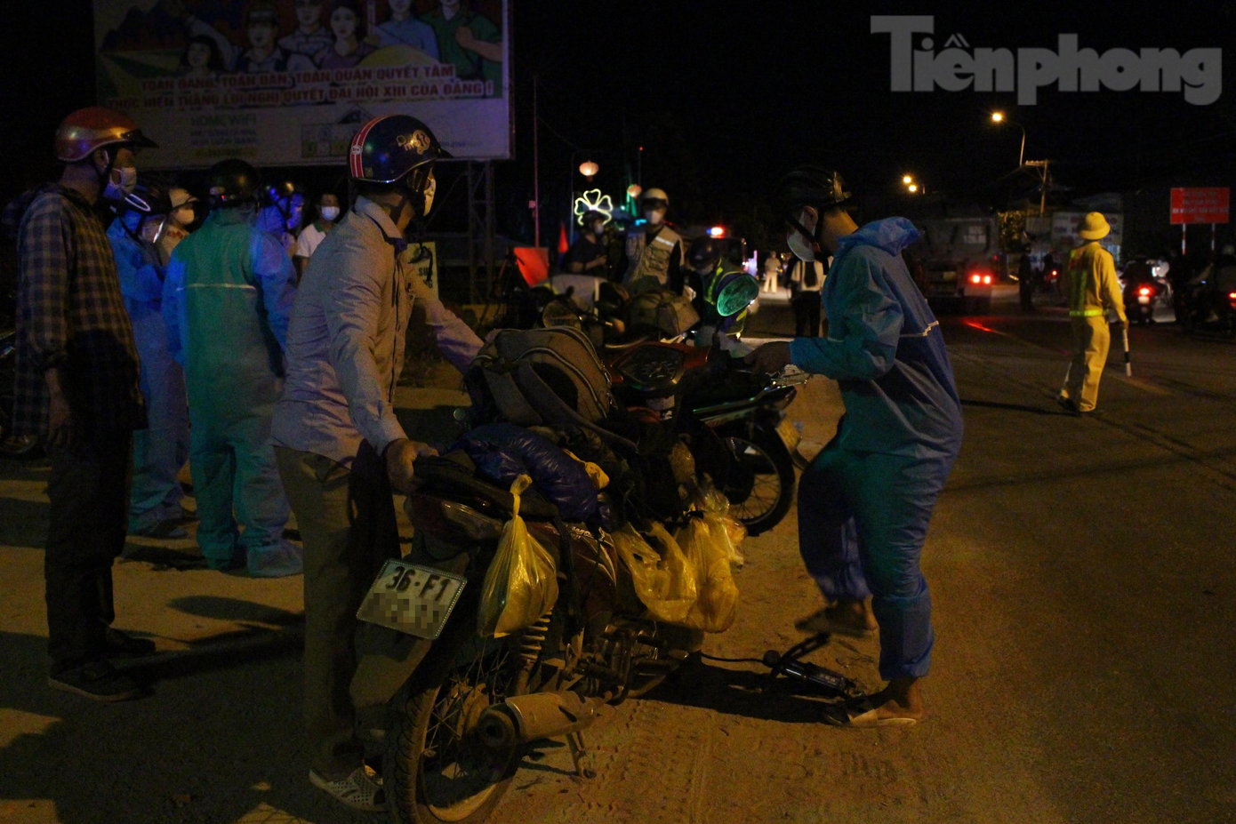 Cũng tham gia đội tình nguyện, khoảng chục sinh viên của ĐH Đông Á xuyên đêm hỗ trợ người dân thay nhớt, kiểm tra xe, thay thế phụ tùng... giúp người dân về từ TPHCM.