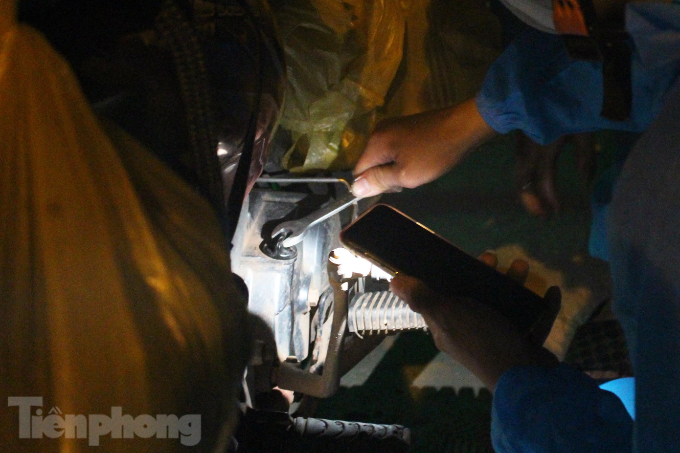 Ngay sau khi nhận xe, các tình nguyện viên nhanh chóng thay nhớt, kiểm tra xe và tiến hành thay thế phụ tùng, sửa chữa. Mỗi chiếc xe chỉ mất từ 5 - 10 phút để kiểm tra và sửa chữa. Chạy liên tục 2 ngày trời, nhớt chiếc xe wave của ông Nguyễn Văn Sáng (40 tuổi, quê Thanh Hóa) đã đen ngòm.