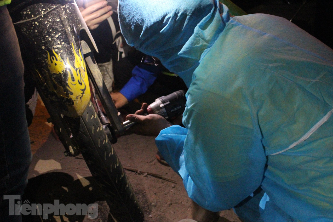 Theo anh Lê Đình Lượng, Phó Bí thư Đoàn trường ĐH Đông Á, ngay sau khi nhận được thông tin từ Phòng CSGT, Đoàn trường đã kêu gọi và nhận được sự hưởng ứng của đông đảo đoàn viên, thanh niên. Lực lượng tình nguyện viên được Đoàn trường chủ động phân bổ vào các ca khác nhau để đảm bảo đoàn nào đến địa phận Đà Nẵng cũng sẽ có tình nguyện viên hỗ trợ. "Các bạn sinh viên đa phần đến từ khoa công nghệ ô tô, điện - điện tử..., đã có kiến thức và kinh nghiệm. Đoàn trường cũng được các thầy cô, các cửa hàng phụ tùng xe máy... ủng hộ ruột lốp, phụ tùng để thay thế cho người dân", anh Lượng nói.