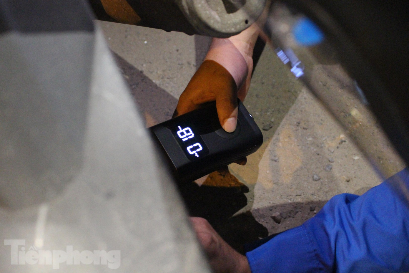 Nhóm tình nguyện viên nhanh chóng tháo nhớt, rồi đổ đầy bình nhớt mới. Nửa bình nhớt còn lại được tặng luôn cho ông Sáng với lời dặn: "Chạy thêm 200 - 300km nữa chú thay tiếp chạy cho an toàn". "Thực sự tôi rất cảm động khi được các cháu hỗ trợ. Hành trình về quê tránh dịch tuy vất vả nhưng tôi và mọi người trong đoàn đều cảm thấy ấm áp vì sự quan tâm khi đi qua mỗi tỉnh", ông Sáng nói.