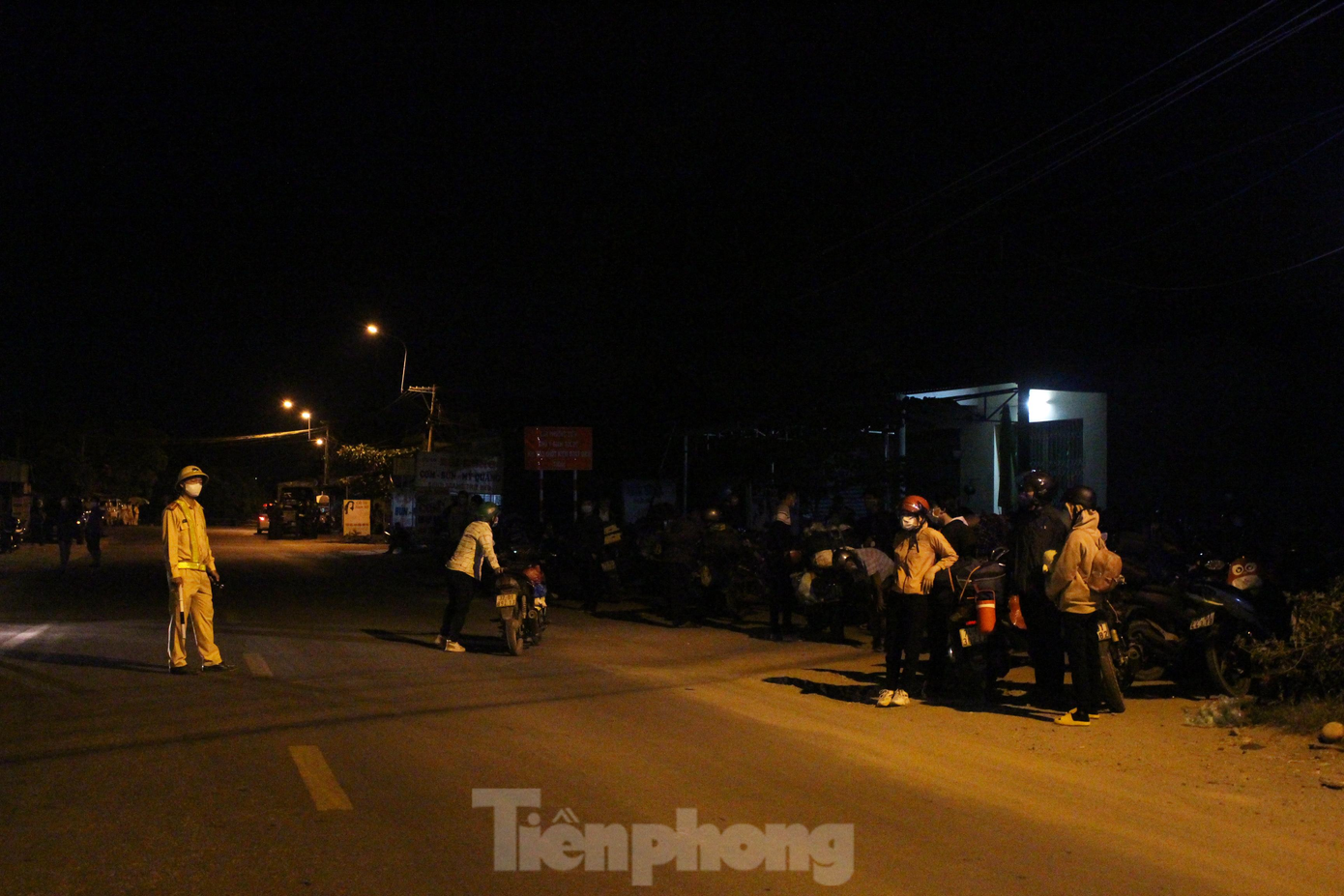 Khoảng 2h30 sáng, sau khi đón đoàn từ địa phận Quảng Nam, lực lượng CSGT Đà Nẵng điều phối cho đoàn nghỉ ngơi ở một khu đất trống nằm giữa chốt kiểm dịch của 2 tỉnh. Những người dân nào có xe máy hư hỏng, cần sửa chữa, thay nhớt..., lực lượng chức năng sẽ hướng dẫn di chuyển sang phía đối diện để đội tình nguyện kiểm tra xe.