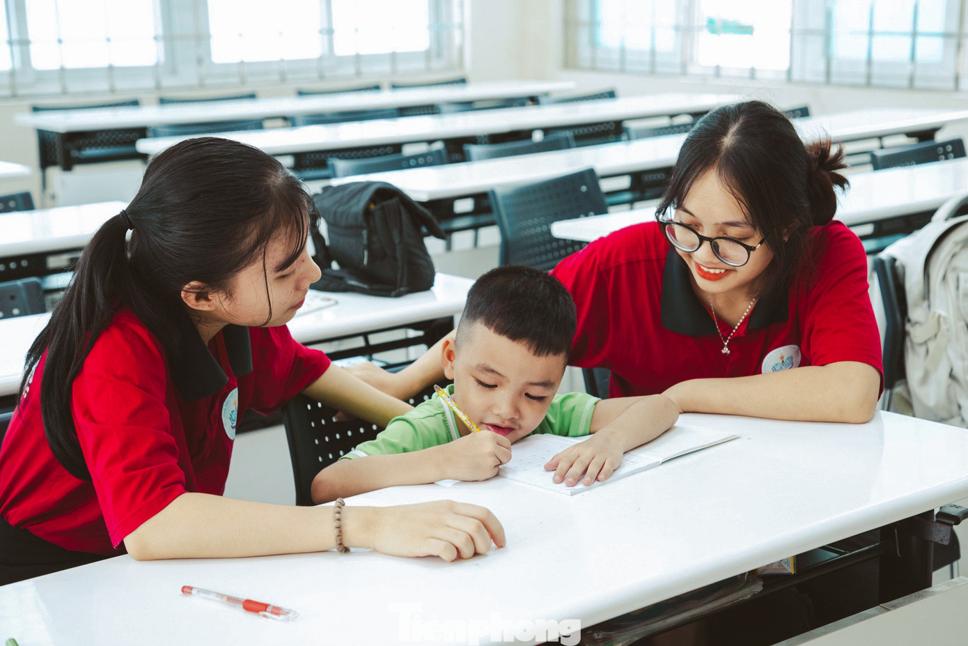 "Nhiều năm qua, trong chiến dịch Mùa hè Xanh, Đoàn trường liên tục triển khai các đội hình tri thức trẻ phục vụ cộng đồng, để các bạn đoàn viên, sinh viên đem sức trẻ, kiến thức, kỹ năng cống hiến cho cộng đồng với những hoạt động thiết thực, tạo ra những giá trị tốt đẹp cho xã hội. Màu áo xanh thanh niên phủ khắp những vùng quê khó khăn của Quảng Nam, Đà Nẵng. Thành quả của những Mùa hè Xanh không chỉ là phần việc, những công trình được hoàn thành mà còn là sự trải nghiệm, trưởng thành của các tình nguyện viên và sự yêu thương, trân quý của người dân", anh Hiệp nói.