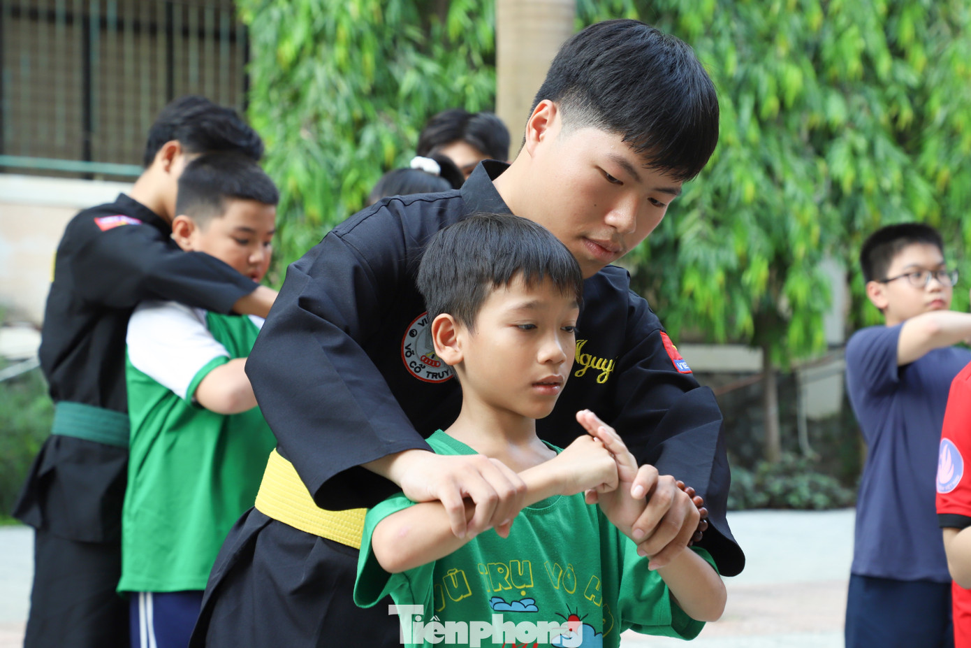 Là Chủ nhiệm CLB Võ thuật của trường, bạn Nguyễn Đặng Trung Hiếu (SN 2003) được giao phụ trách lớp kỹ năng tự vệ. Những buổi học đầu tiên, 25 học viên nhí được tập các tư thế võ cơ bản để làm quen, tạo nền tảng vững chắc.