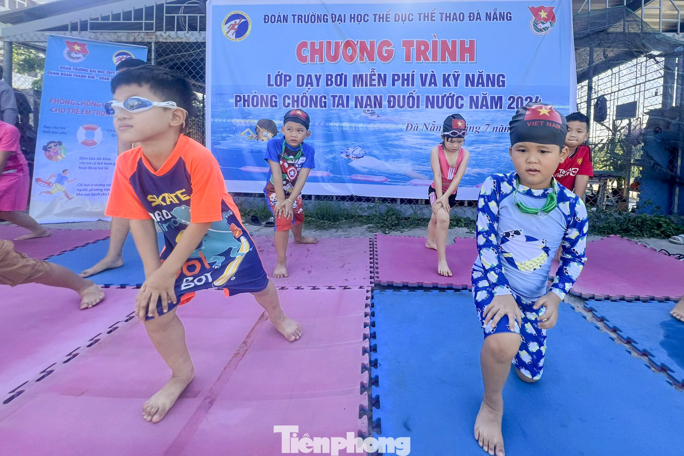 Lớp học kéo dài trong 2 tháng với lịch học 3 buổi/tuần tại các bể bơi trên địa bàn 2 quận. Giáo viên trực tiếp đứng lớp là các bạn sinh viên của trường. Trước mỗi buổi học, các em học sinh được hướng dẫn khởi động kỹ càng để tránh bị chuột rút hoặc gặp sự cố trong quá trình học.
