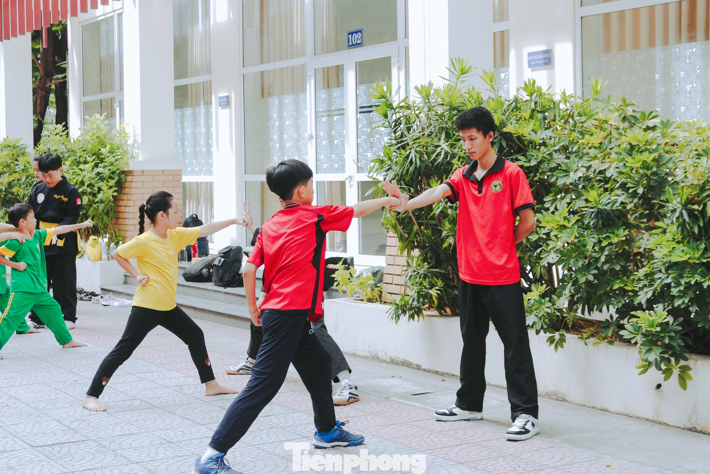 Vốn là những thầy cô giáo tương lại, việc đứng lớp đối với các tình nguyện viên không khó, tuy nhiên, những bài học lại không phải là những môn học thông thường mà là những kỹ năng cần thiết cho các em nhỏ như: võ thuật, tự vệ, viết chữ đẹp, phòng tránh bạo lực học đường và xâm hại tình dục đòi hỏi các thầy cô "áo xanh" phải tự trau dồi kiến thức, kỹ năng để truyền tải dễ hiểu, gần gũi nhất cho các học sinh ở đủ mọi lứa tuổi.