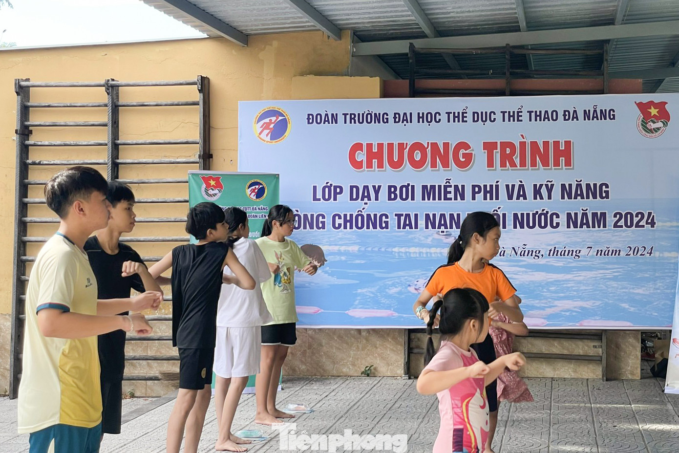 Cũng từ đầu tháng 7, Đoàn trường ĐH Thể dục Thể thao Đà Nẵng đồng loạt triển khai các lớp dạy bơi miễn phí và kỹ năng phòng chống tai nạn đuối nước cho các em nhỏ khó khăn ở quận Liên Chiểu và quận Thanh Khê.