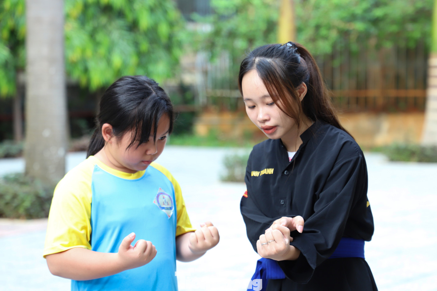 "Bên cạnh đó, các em được học lý thuyết để nhận biết dấu hiệu bạo lực, xâm hại nhằm phòng tránh, được tư vấn tâm lý để không sợ hãi khi gặp phải các tình huống nguy hiểm. Sau khi hoàn thành các buổi căn bản, học sinh được hướng dẫn kỹ năng tự vệ thực chiến, cách để thoát khỏi bị khống chế...", Hiếu nói.