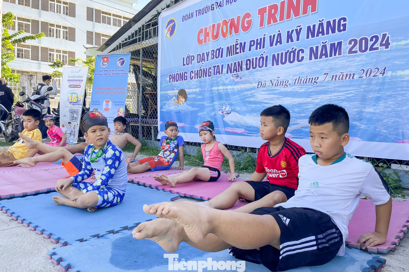 Tham gia lớp học, các em nhỏ được dạy những kiến thức, hướng dẫn kỹ năng cơ bản đảm bảo an toàn, tránh bị đuối nước và thực hành các kỹ năng bơi, thực hành sơ cấp cứu khi gặp trường hợp bị đuối nước.