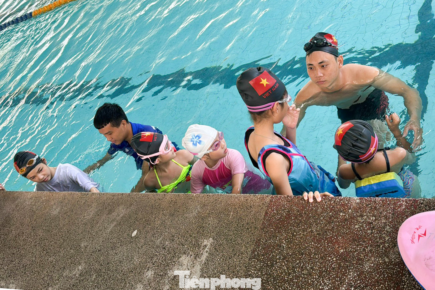 "Vào cuối tháng 7/2024, Đoàn trường sẽ phối hợp với Huyện Đoàn Nam Giang (tỉnh Quảng Nam) triển khai lớp dạy bơi miễn phí cho học sinh ở các xã khó khăn. Ngoài ra, Đoàn trường cũng triển khai gắn 15 bảng cảnh báo đuối nước tại các suối trên địa bàn xã Hòa Bắc (huyện Hòa Vang, Đà Nẵng); tổ chức tập huấn phòng ngừa đuối nước và kỹ năng phòng vệ cho thanh thiếu nhi…", anh Toản nói.