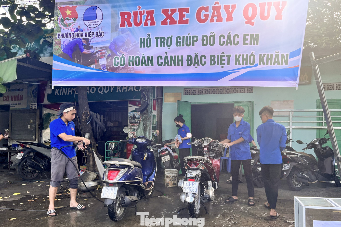 Tiệm rửa xe tấp nập khách từ sáng đến chiều, các thợ rửa xe "áo xanh" phải làm việc không ngơi tay. Dù có những thời điểm đông khách nhưng người dân vẫn kiên nhẫn chờ đợi bởi ý nghĩa đặc biệt của tiệm rửa xe này.