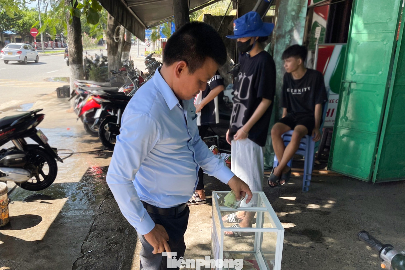 Không chỉ rửa xe để ủng hộ các tình nguyện viên, nhiều người dân, đoàn viên thanh niên, công chức, viên chức... cũng đóng góp một phần nhỏ chi phí để gây quỹ tiếp sức trò khó đến trường.