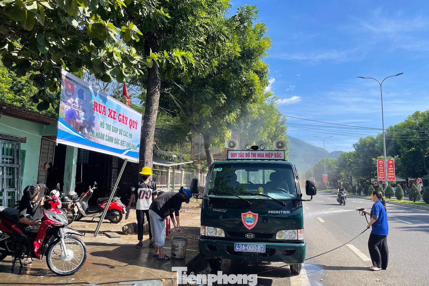 "Nhiều năm qua, mô hình nhận được sự đồng thuận, hưởng ứng nhiệt tình không chỉ từ đoàn viên, thanh niên mà còn từ đông đảo người dân, cán bộ, công chức, viên chức ở địa phương thông qua việc đến rửa xe và đóng góp kinh phí", chị Lê nói.