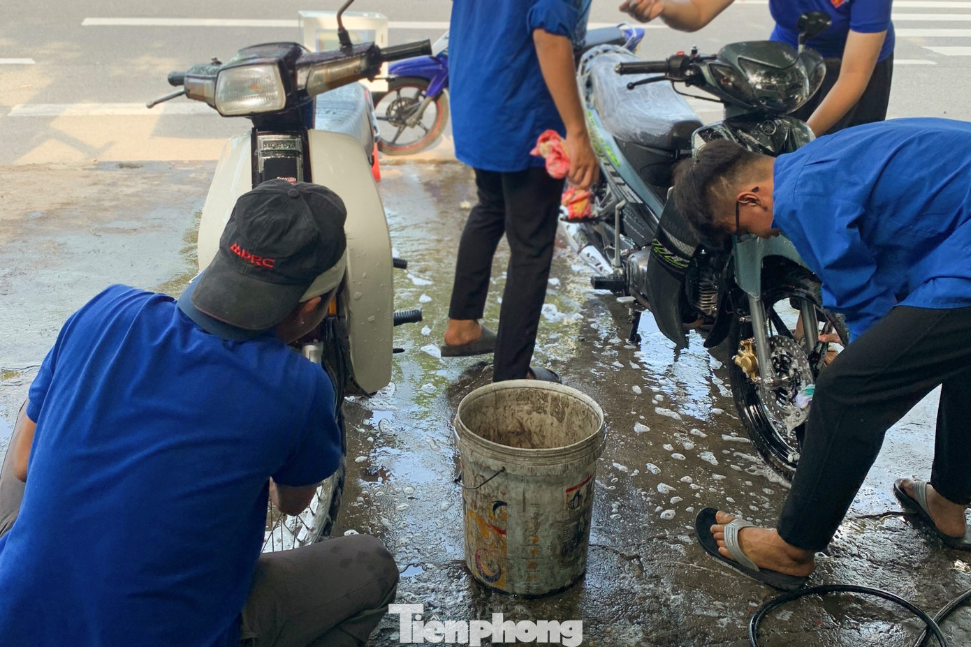 Theo chị Huỳnh Võ Hà Lê - Bí thư Đoàn phường Hòa Hiệp Bắc, mô hình Rửa xe gây quỹ - Tiếp sức đến trường được đơn vị triển khai từ nhiều năm nay, vào mỗi chiến dịch Thanh niên Tình nguyện hè.