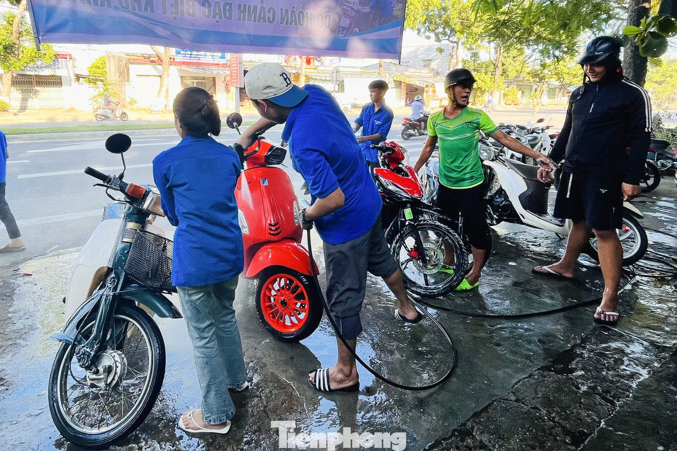 Tiệm rửa xe gây quỹ đặc biệt này chỉ mở trong 2 ngày, phục vụ người dân có nhu cầu rửa xe máy và ô tô. Thợ rửa xe là các tình nguyện viên của Đoàn phường Hòa Hiệp Bắc, dù không chuyên nghiệp nhưng thái độ niềm nở, nhiệt tình của họ gây thiện cảm với khách ghé ngang qua.