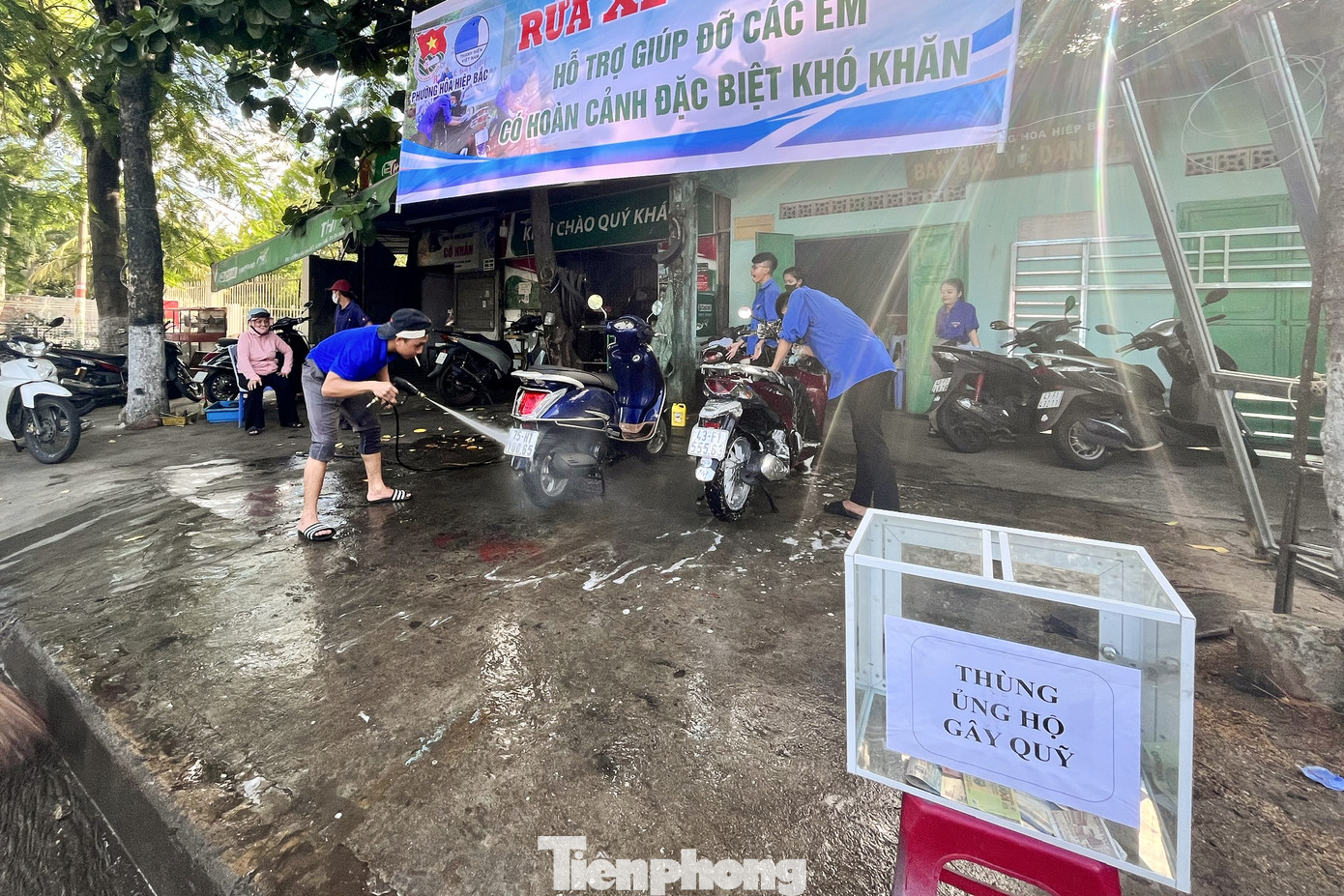 Một thùng ủng hộ gây quỹ được đặt trên vỉa hè, trước khu vực rửa xe để người dân có thể cùng góp sức giúp học sinh khó khăn trên địa bàn đến trường.
