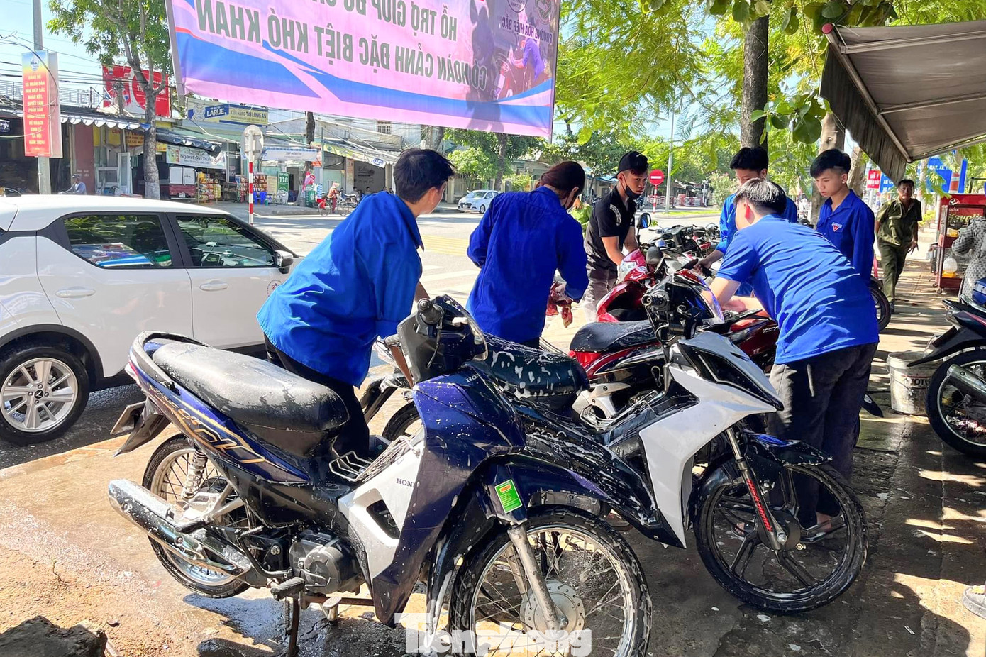 Đi ngang qua khu vực rửa xe, thấy việc làm ý nghĩa, bà Huỳnh Thị Phương (55 tuổi, phường Hòa Hiệp Bắc) dừng lại để ủng hộ. "Tôi thấy hoạt động này rất hay và thiết thực, rửa một chiếc xe máy có thể góp chút sức để hỗ trợ các cháu học sinh khó khăn, số tiền rửa xe không lớn, bất kỳ ai cũng có thể cùng tham gia được", bà nói.