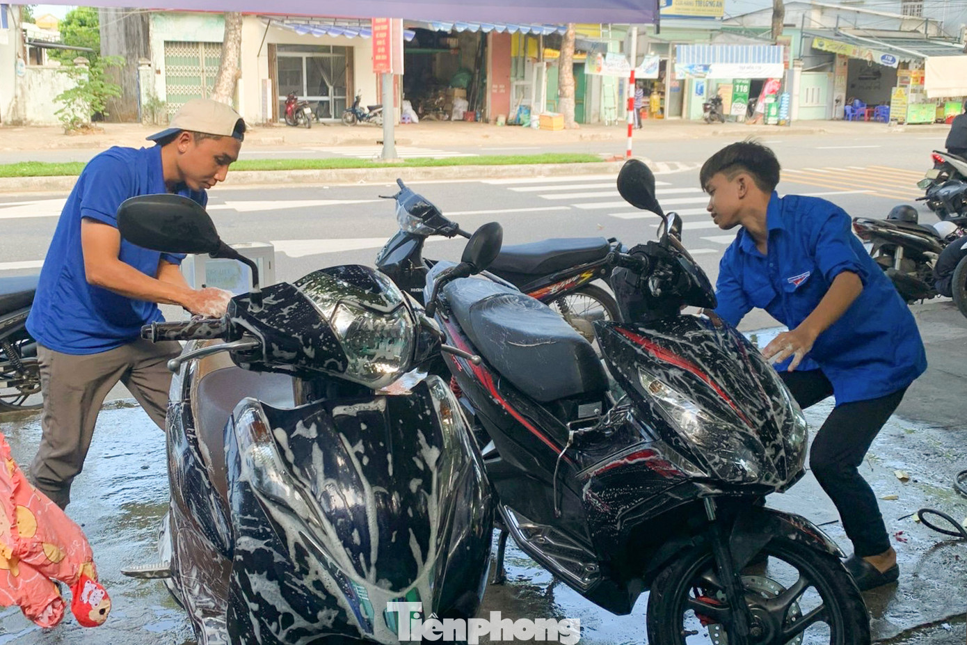 Để tổ chức điểm rửa xe gây quỹ này, Đoàn phường đã mượn mặt bằng và dụng cụ của một tiệm sửa xe trên địa bàn. Các tình nguyện viên góp sức tổ chức điểm rửa xe.