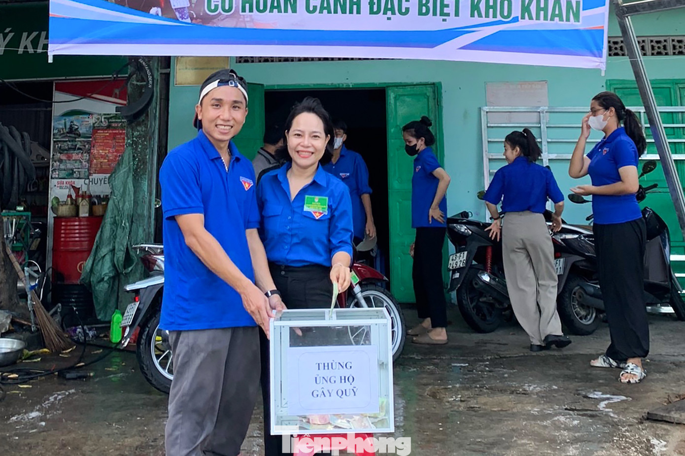 Không chỉ rửa xe để ủng hộ các tình nguyện viên, nhiều người dân, đoàn viên thanh niên, công chức, viên chức... cũng đóng góp một phần nhỏ chi phí để gây quỹ tiếp sức trò khó đến trường.