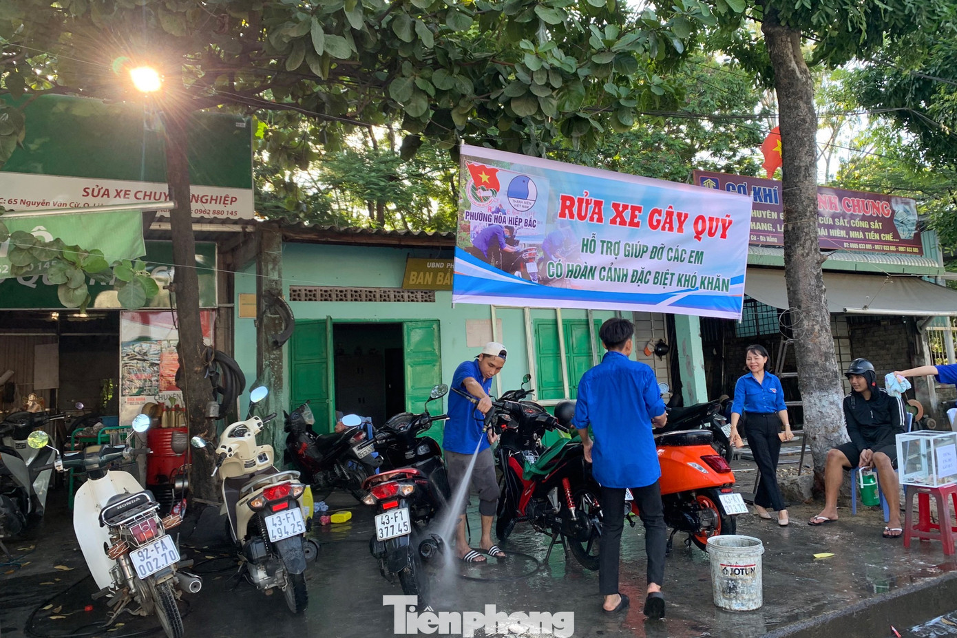 Tiệm rửa xe đặc biệt nằm trên tuyến đường Nguyễn Văn Cừ (phường Hòa Hiệp Bắc, quận Liên Chiểu, Đà Nẵng) tấp nập xe cộ. Tấm băng rôn "Rửa xe gây quỹ" được treo cao, thu hút sự chú ý của người đi đường. Ảnh: Giang Thanh