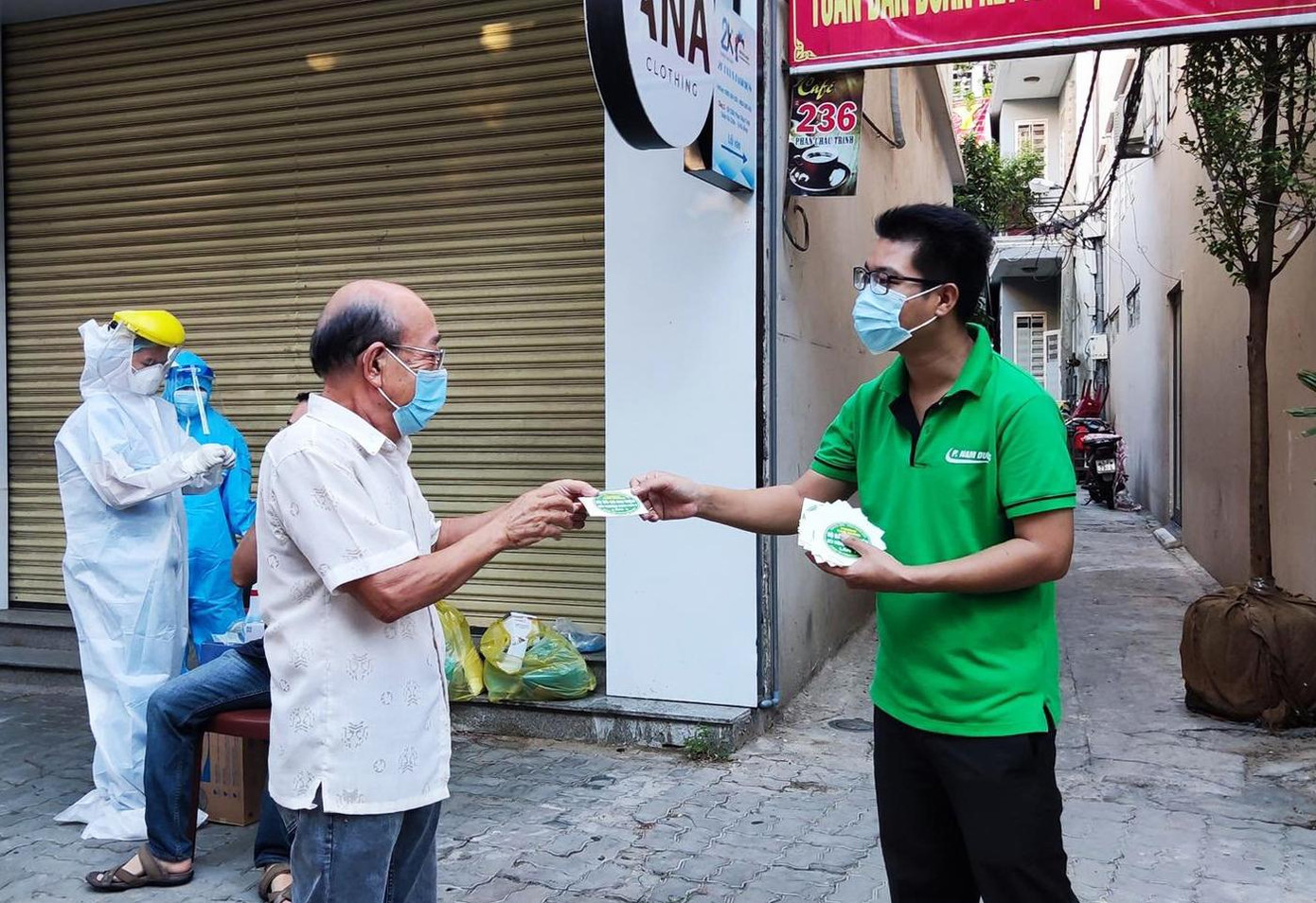 Sau khi hoàn thành việc lấy mẫu, người dân sẽ được phát logo "Hộ đã có đại diện xét nghiệm SARS-CoV-2 lần 1" Sau khi hoàn thành việc lấy mẫu, người dân sẽ được phát logo "Hộ đã có đại diện xét nghiệm SARS-CoV-2 lần 1"