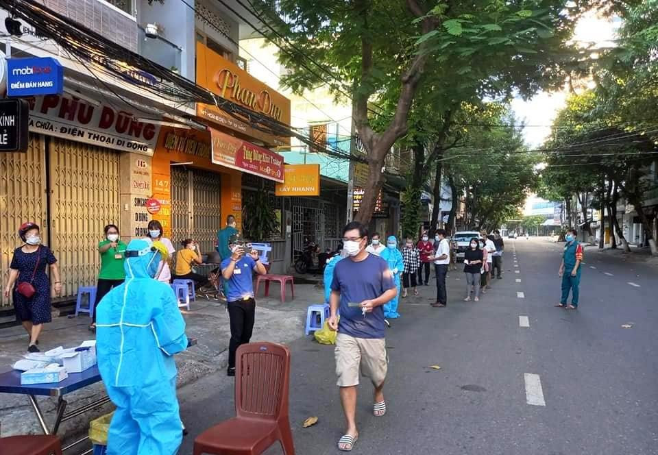 Trong sáng nay, Đà Nẵng đã đồng loạt triển khai lấy mẫu xét nghiệm SARS-CoV-2 trong cộng đồng Trong sáng nay, Đà Nẵng đã đồng loạt triển khai lấy mẫu xét nghiệm SARS-CoV-2 trong cộng đồng