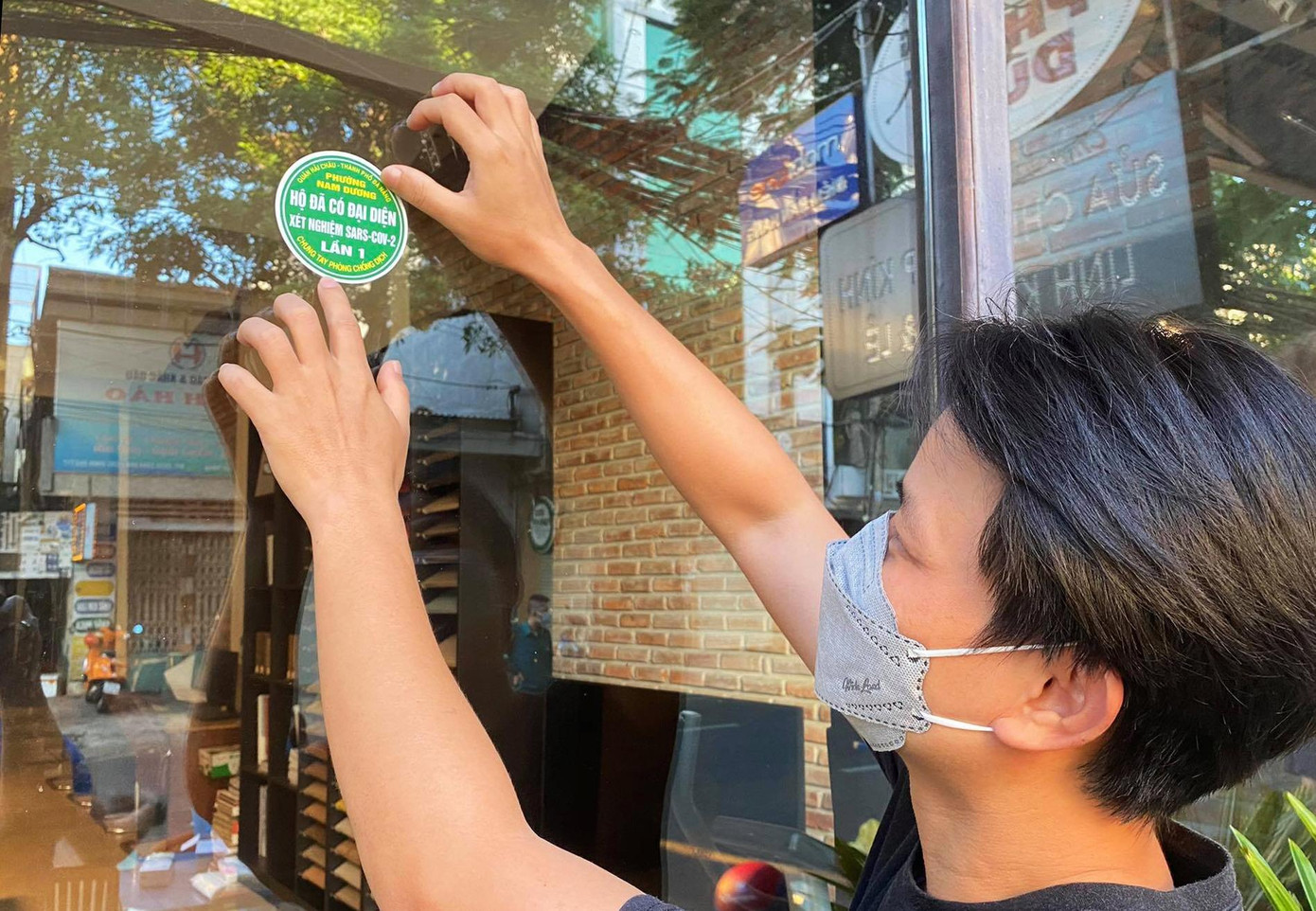 Logo được dán trước nhà giúp các Tổ COVID-19 cộng đồng dễ dàng rà soát các hộ chưa xét nghiệm. Nhiều người dân cũng bày tỏ sự yên tâm khi có những logo "xanh" trước nhà. Logo được dán trước nhà giúp các Tổ COVID-19 cộng đồng dễ dàng rà soát các hộ chưa xét nghiệm. Nhiều người dân cũng bày tỏ sự yên tâm khi có những logo "xanh" trước nhà.