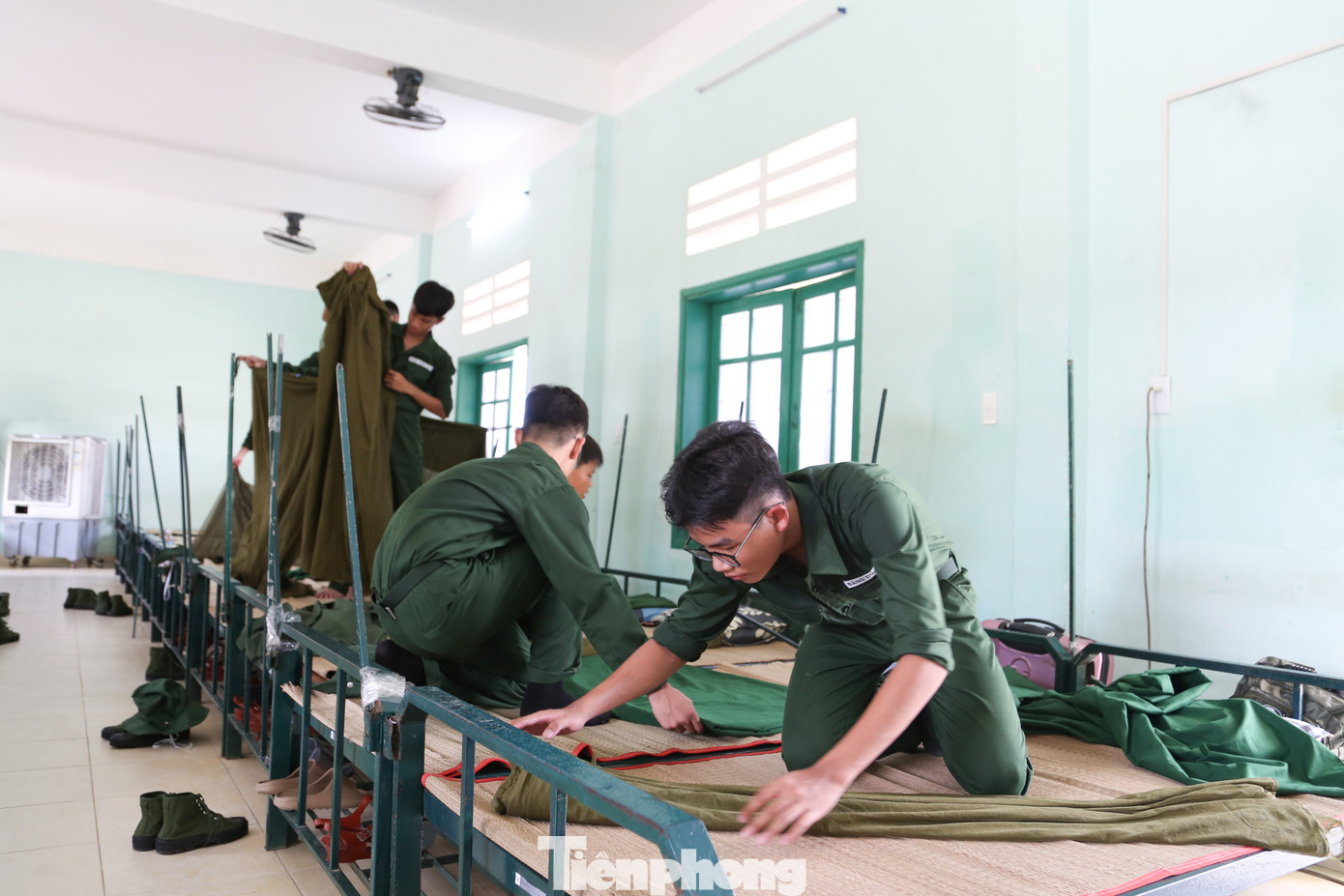 Dù chỉ mới nhập ngũ vài hôm nhưng các chiến sĩ nhí đã quen với giờ giấc sinh hoạt trong quân ngũ. Nhanh chóng thức giấc, các em căng màn vào khung sắt để gấp gọn, sau đó, tiến hành gấp chăn theo hướng dẫn trước đó của các chiến sĩ phụ trách.