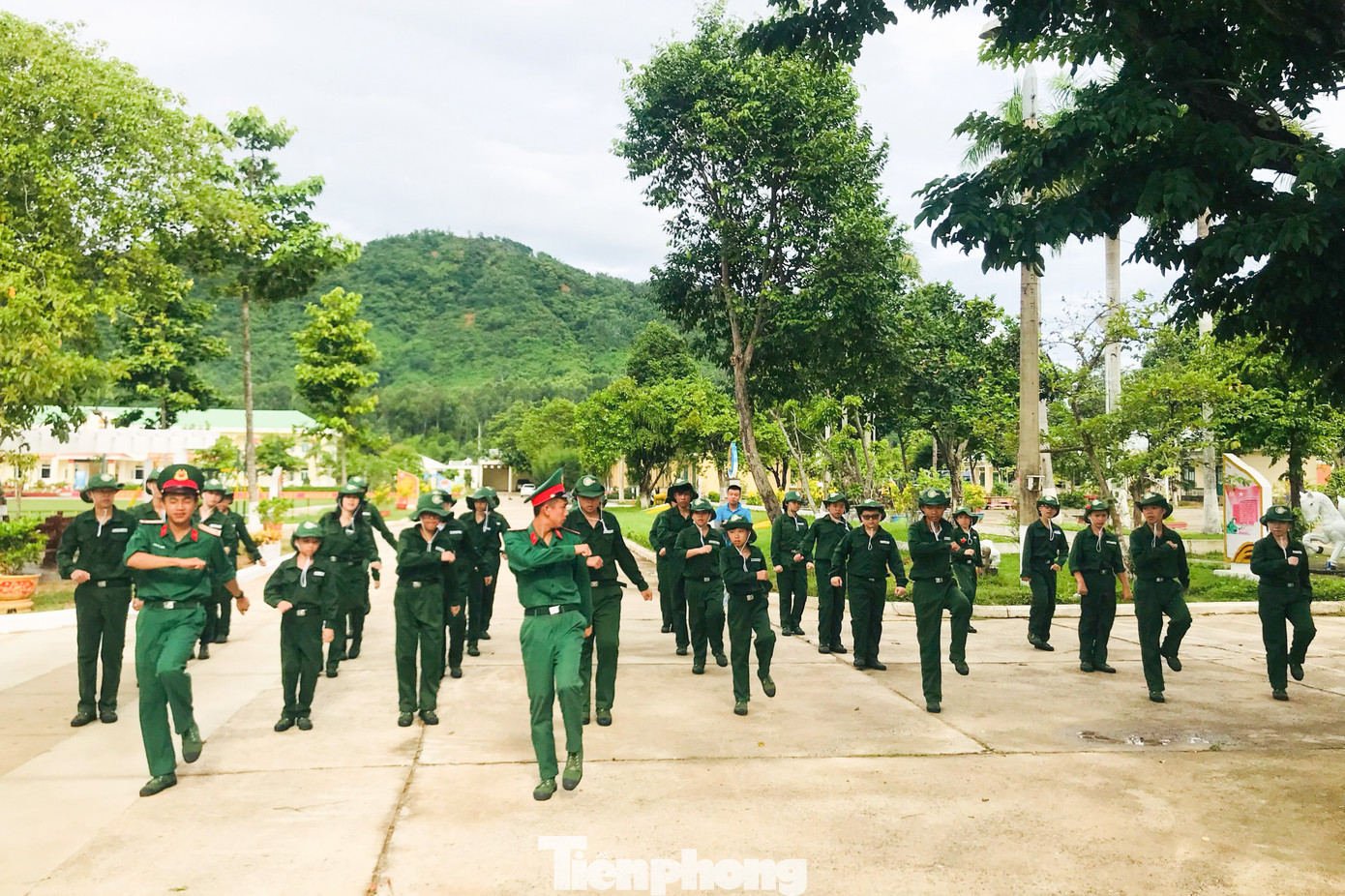 Nội dung huấn luyện về điều lệnh quân đội là bài học vỡ lòng với các chiến sĩ nhí. Theo từng tiểu đội, các học viên được các cán bộ, chiến sĩ của Trung đoàn Bộ binh 971 tận tình hướng dẫn, huấn luyện.