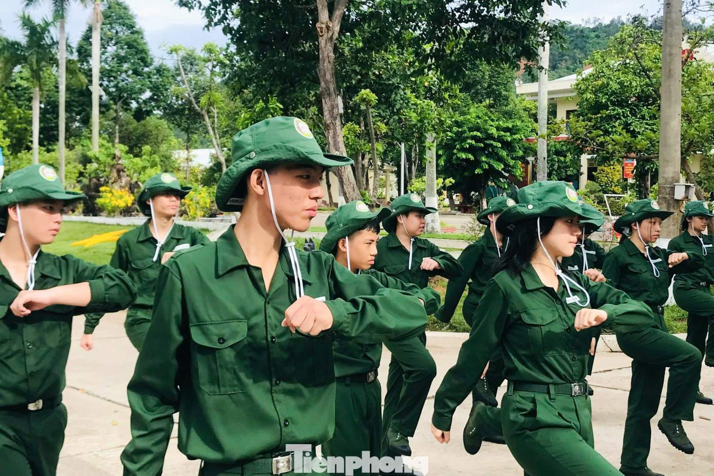 Bên cạnh đó, các em còn được làm quen với một số loại vũ khí thông thường, được học về lịch sử quân đội và một số kiến thức quân sự, rèn luyện nề nếp sinh hoạt kỷ luật trong quân đội, tham gia tăng gia sản xuất cùng các chiến sĩ trong đơn vị.