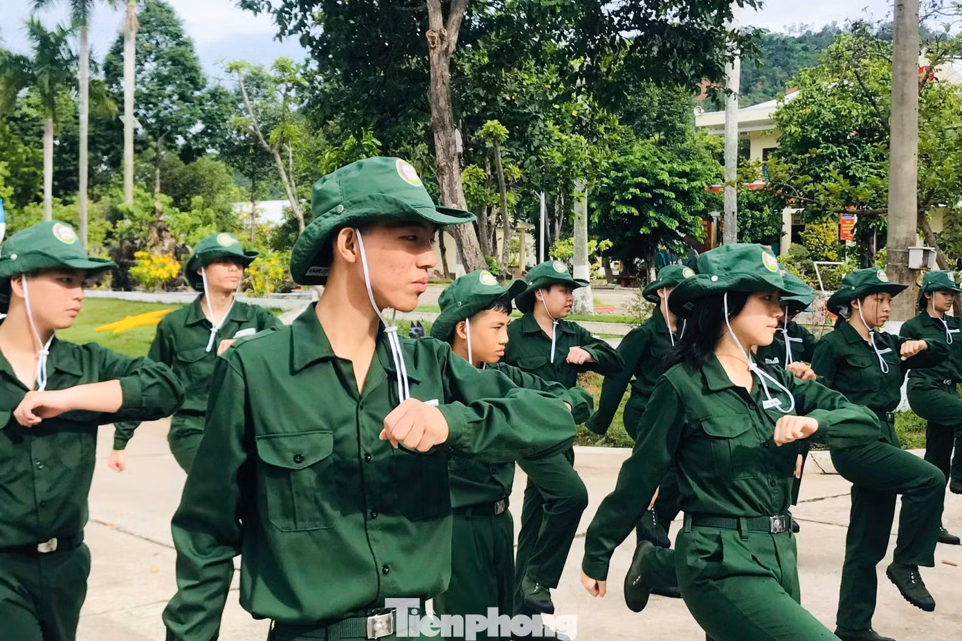 Bên cạnh đó, các em còn được làm quen với một số loại vũ khí thông thường, được học về lịch sử quân đội và một số kiến thức quân sự, rèn luyện nề nếp sinh hoạt kỷ luật trong quân đội, tham gia tăng gia sản xuất cùng các chiến sĩ trong đơn vị.