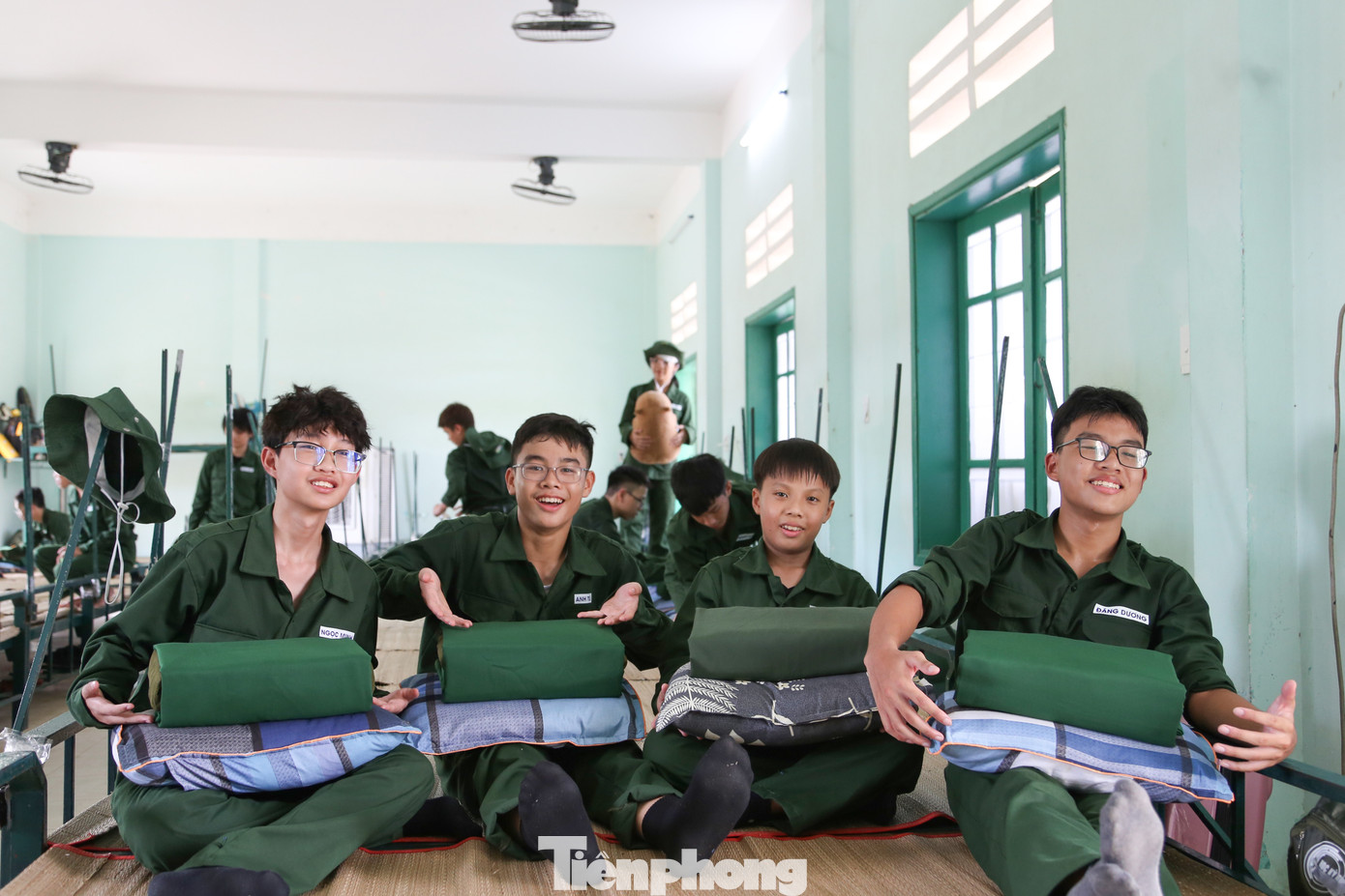 Các chiến sĩ nhí hào hứng khoe thành phẩm sau vài ngày &quot;nhập ngũ&quot;. Đa phần các học viên vốn chỉ thấy hình ảnh về những chiếc chăn bộ đội xếp vuông vắn trên tivi, báo đài thì nay đã được tự mình trải nghiệm.