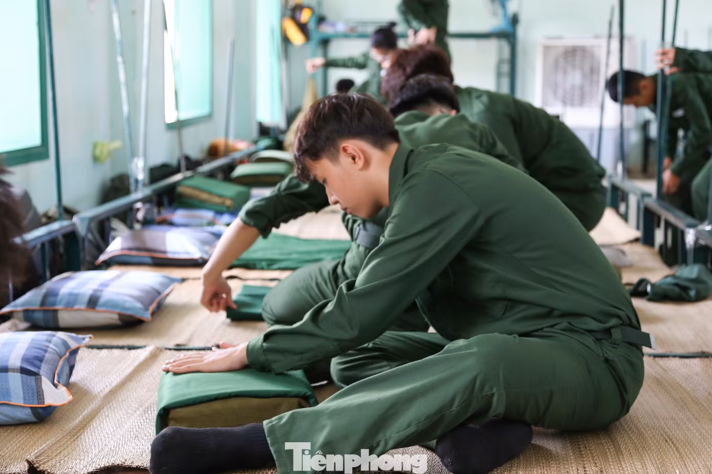 Chẳng mấy chốc, những chiếc chăn vuông vắn được xếp gọn trên gối, đặt ngay ngắn, đều tăm tắp ở đầu giường.