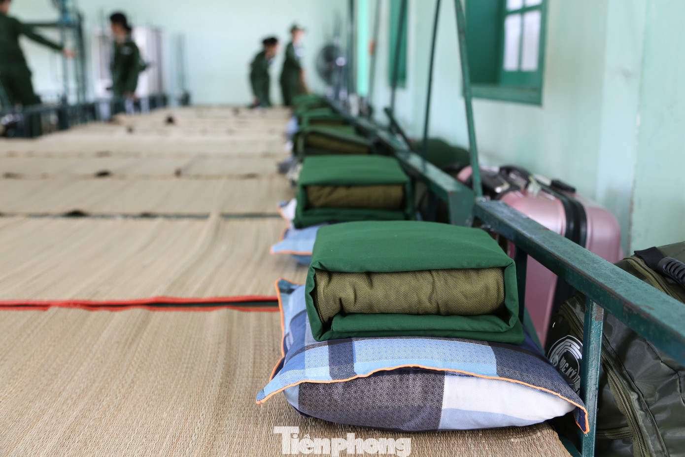 Chẳng mấy chốc, những chiếc chăn vuông vắn được xếp gọn trên gối, đặt ngay ngắn, đều tăm tắp ở đầu giường.