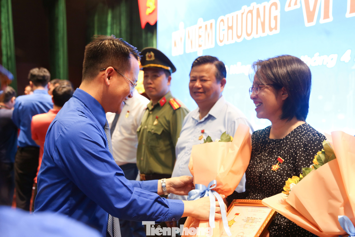 Dịp này, Thành Đoàn Đà Nẵng trao kỷ niệm chương “Vì thế hệ trẻ” cho 48 anh, chị có đóng góp cho công tác Đoàn, Hội, Đội trong thời gian vừa qua