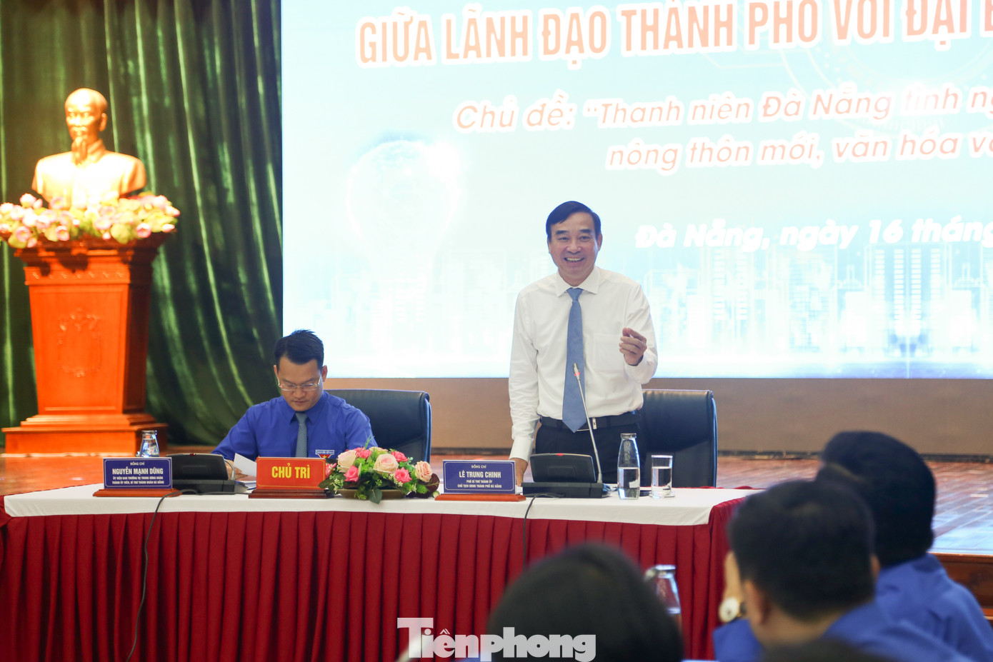 Chủ tịch UBND TP. Đà Nẵng Lê Trung Chinh đối thoại với đại biểu thanh niên. Ảnh: Giang Thanh