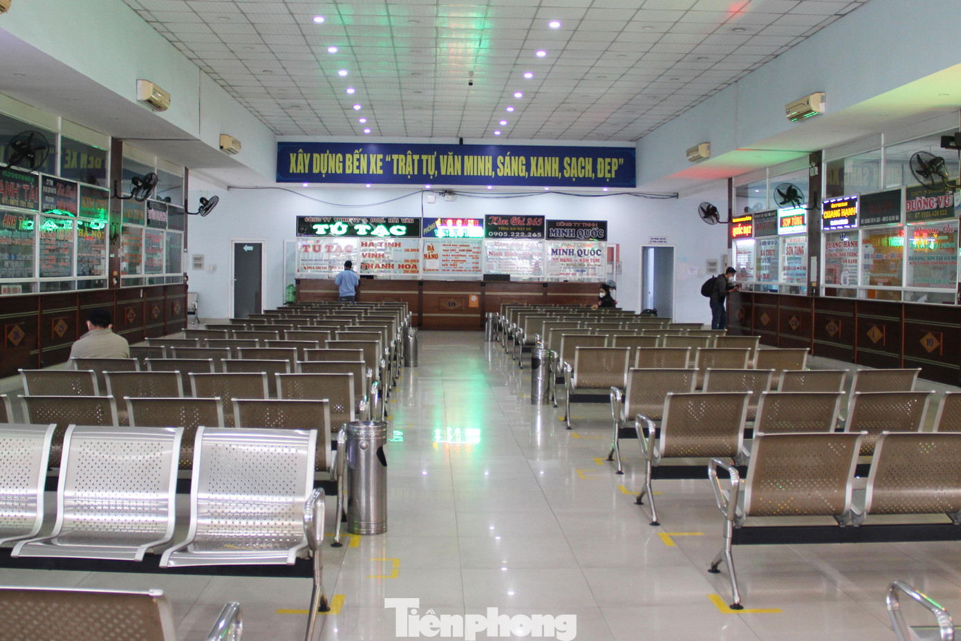 Khu vực phòng bán vé của Bến xe Trung tâm Đà Nẵng vắng tanh, thi thoảng mới có vài người đến hỏi dò thông tin về thời gian, giá vé của các tuyến. Qua ghi nhận, nhiều nhà xe vẫn chưa có kế hoạch hoạt động vận tải hành khách dịp Tết vì sợ nhu cầu về quê của người dân không cao.