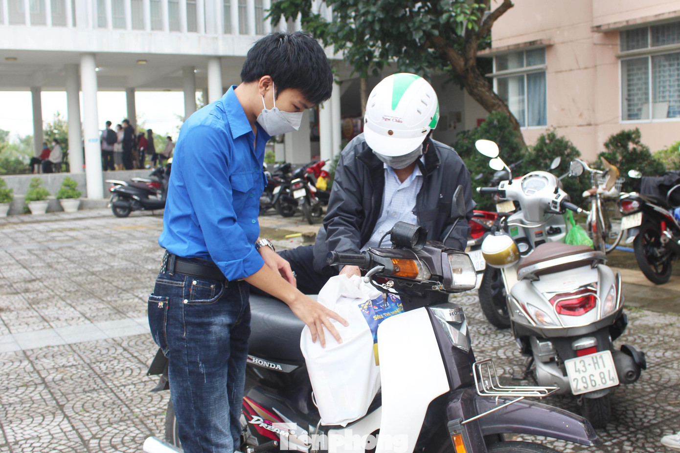 Quá trình mua sắm 0 đồng được các tình nguyện viên nhiệt tình hỗ trợ Quá trình mua sắm 0 đồng được các tình nguyện viên nhiệt tình hỗ trợ