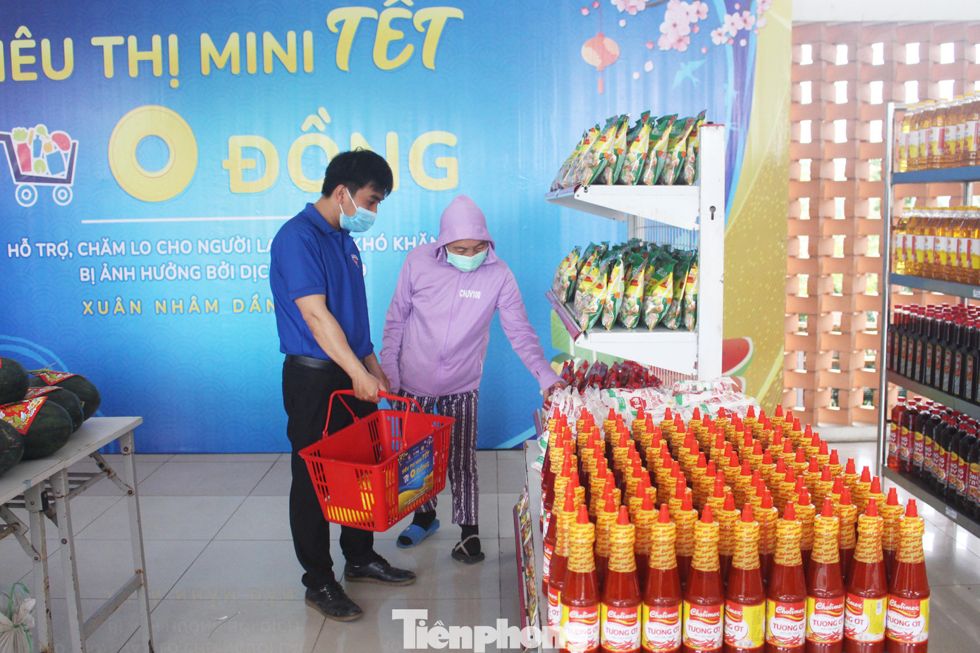 Các tình nguyện viên nhiệt tình hỗ trợ người khuyết tật, người già yếu... mua sắm tại các gian hàng Các tình nguyện viên nhiệt tình hỗ trợ người khuyết tật, người già yếu... mua sắm tại các gian hàng